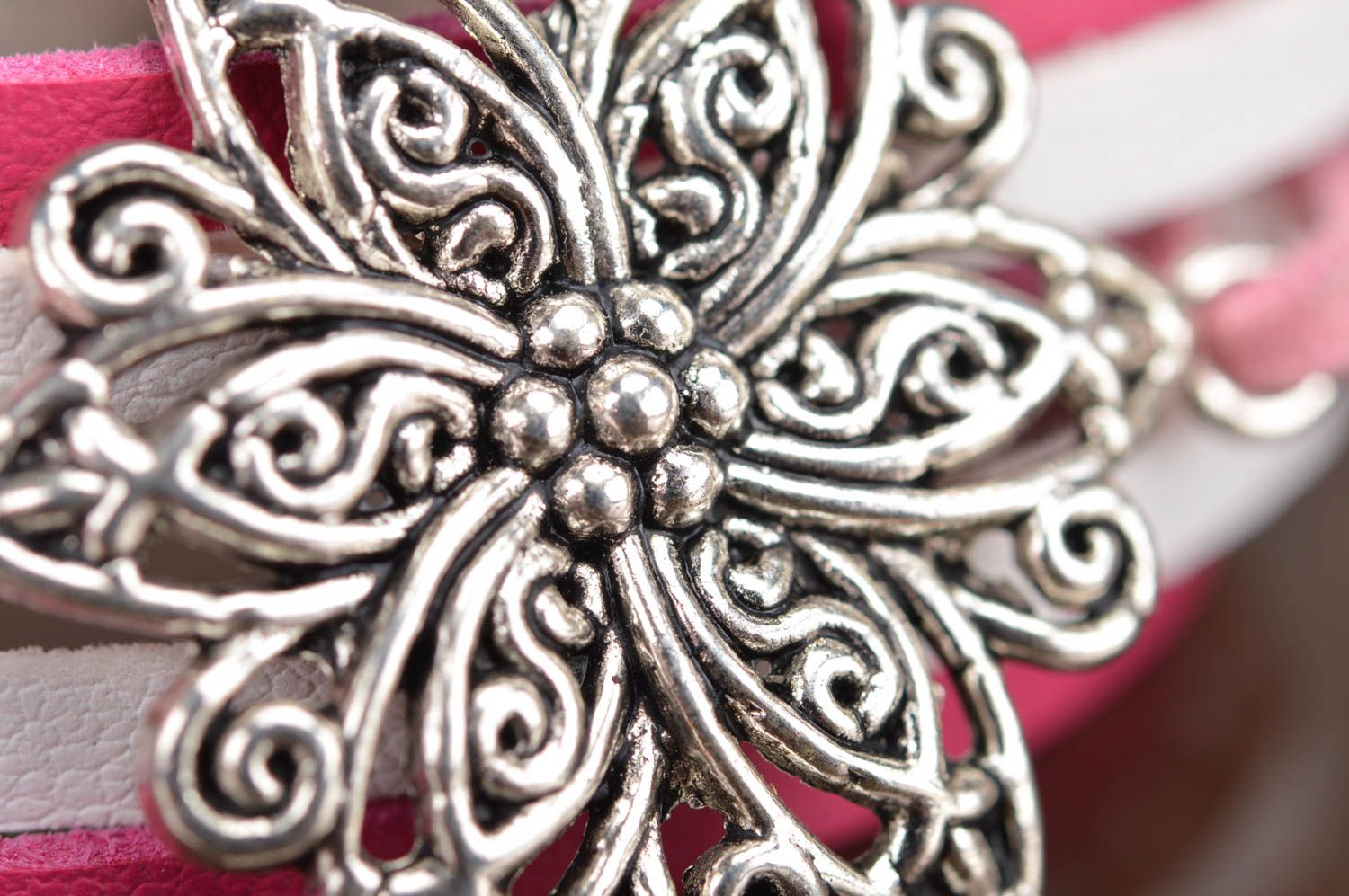 Handmade stilvolles mehrreihiges Armband aus Leder mit Blume aus Metall für Dame foto 3
