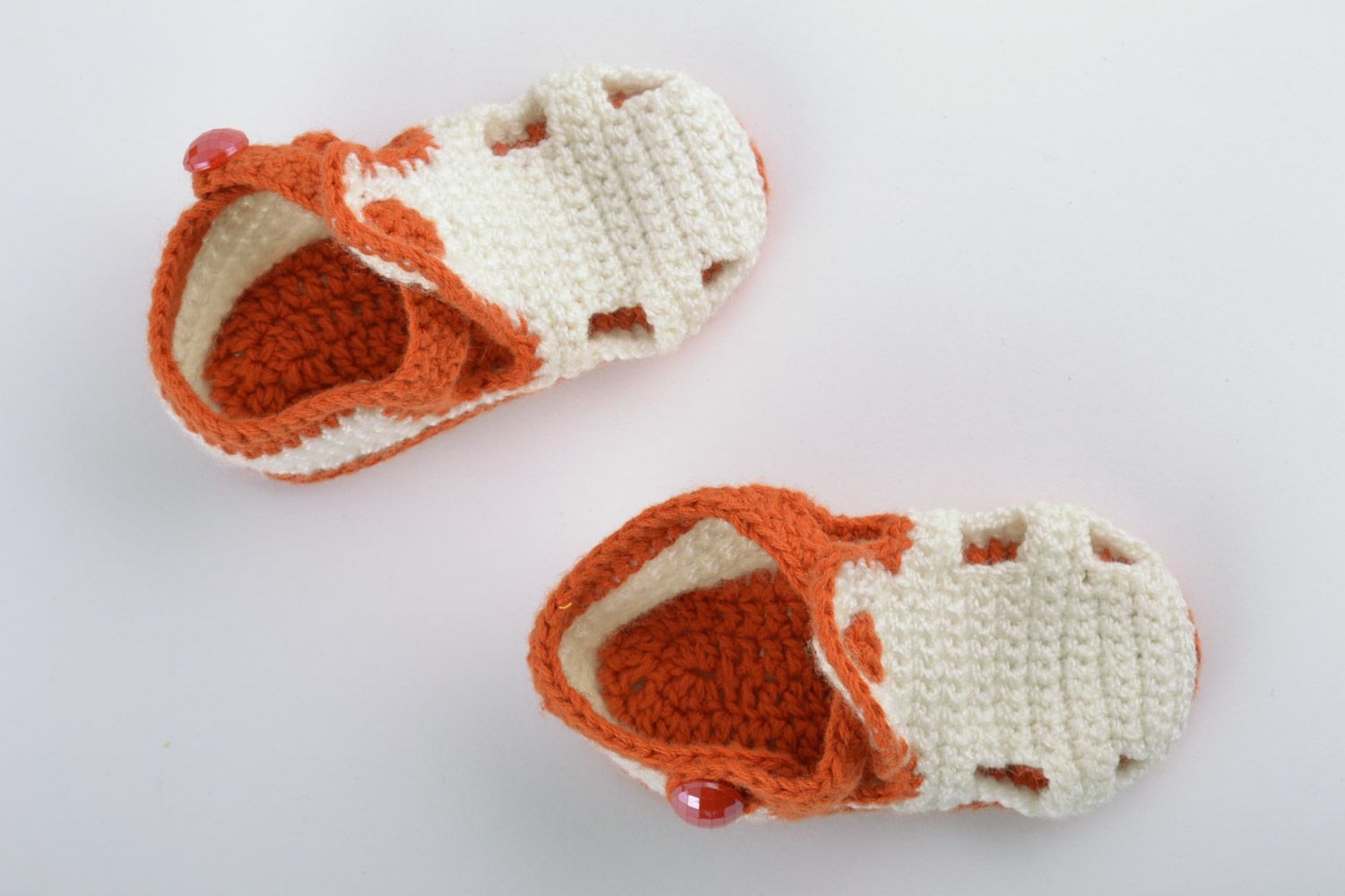 Вязаные пинетки сандалики для девочки белые с оранжевыми вставками ручная работа фото 4