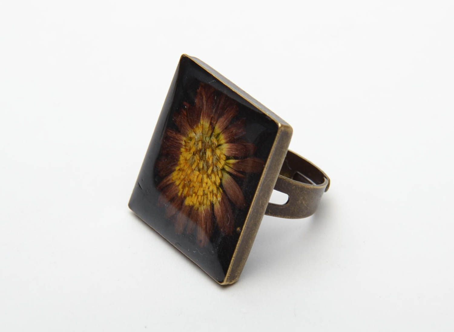 Square vintage ring with natural flowers photo 3