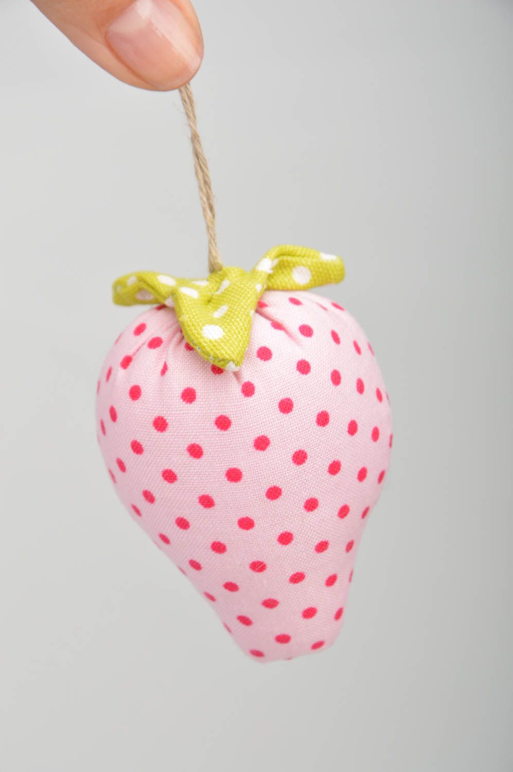 Мягкая игрушка для декора в виде клубнички розовая в горошек ручная работа фото 2