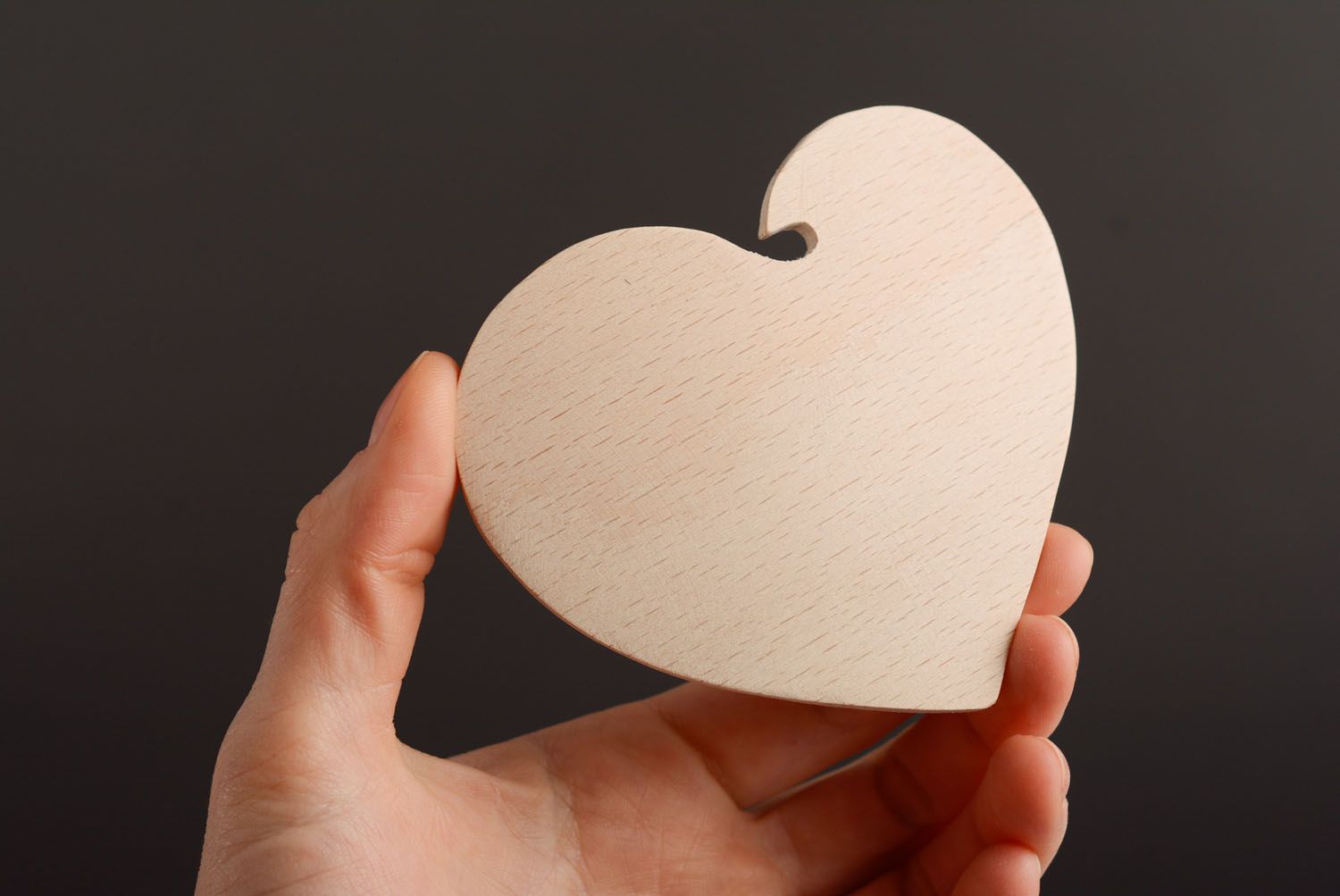 Base de madera con forma de corazón foto 1