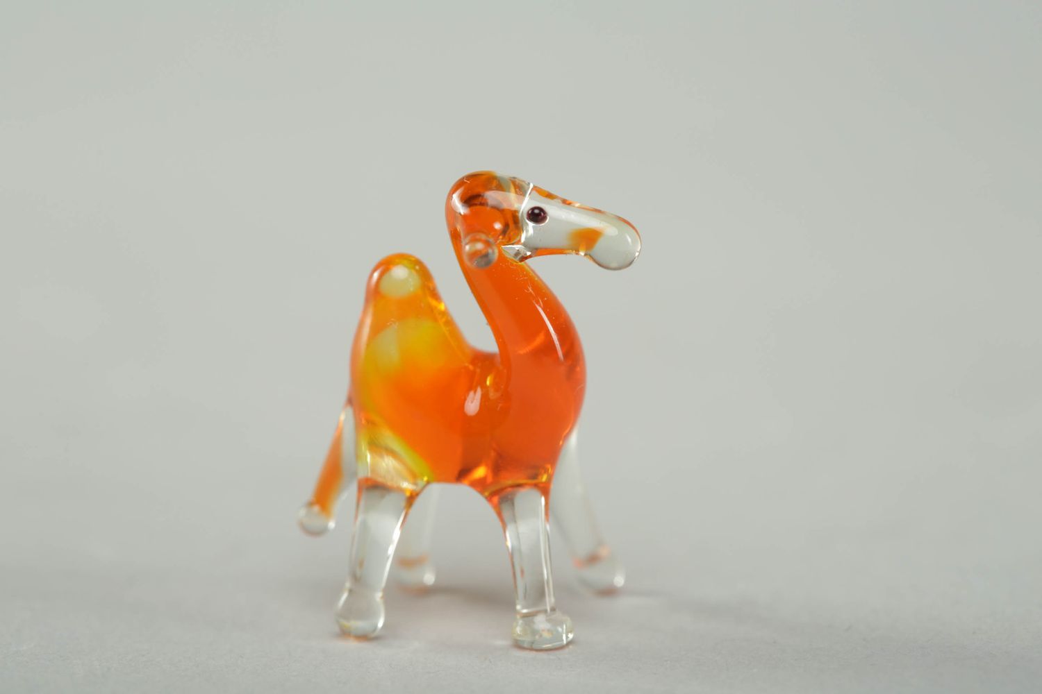 Фигурка из стекла в технике лэмпворк Верблюд фото 1