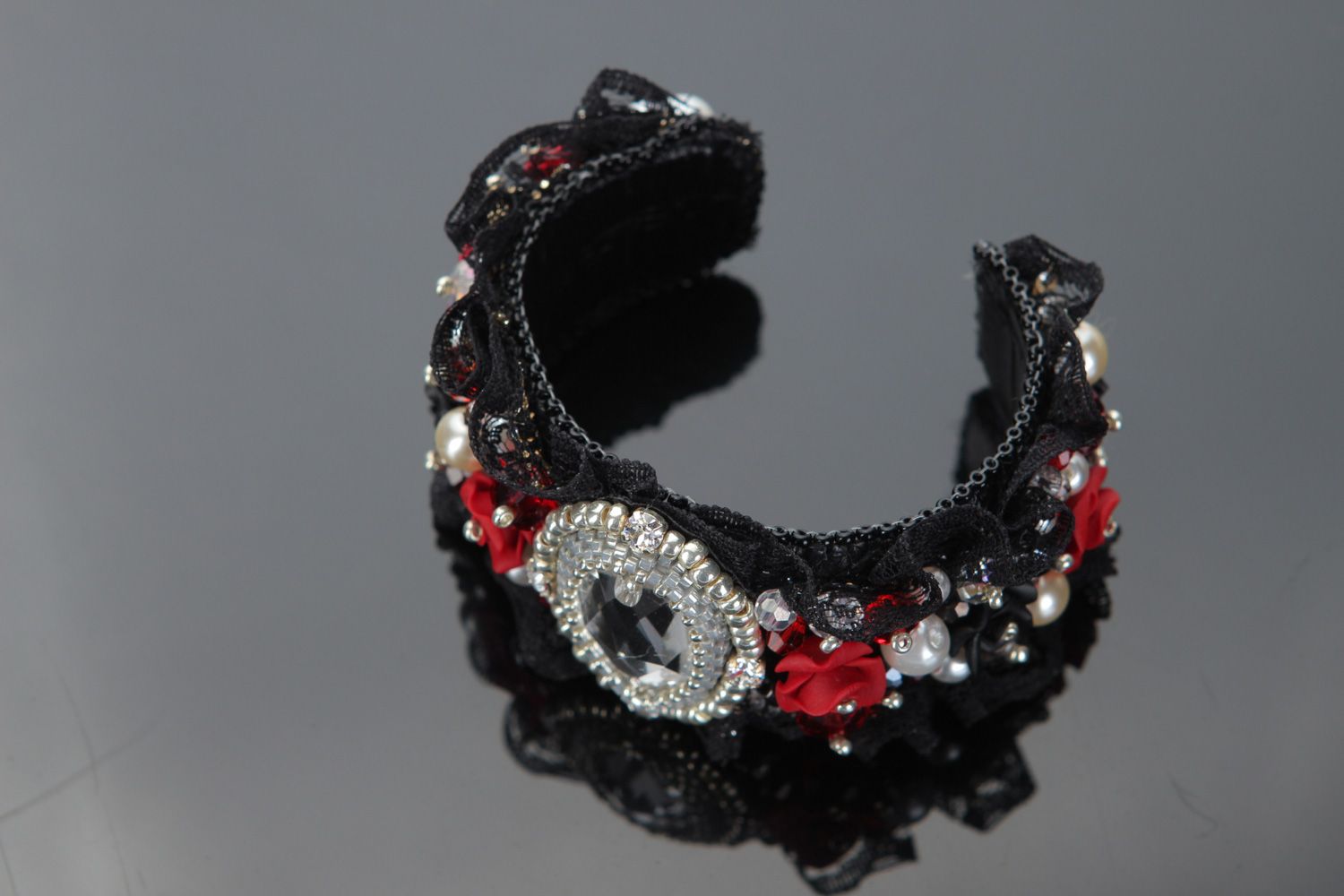 Large bracelet noir perles rocaille cristal autrichien pâte polymère fait main photo 2