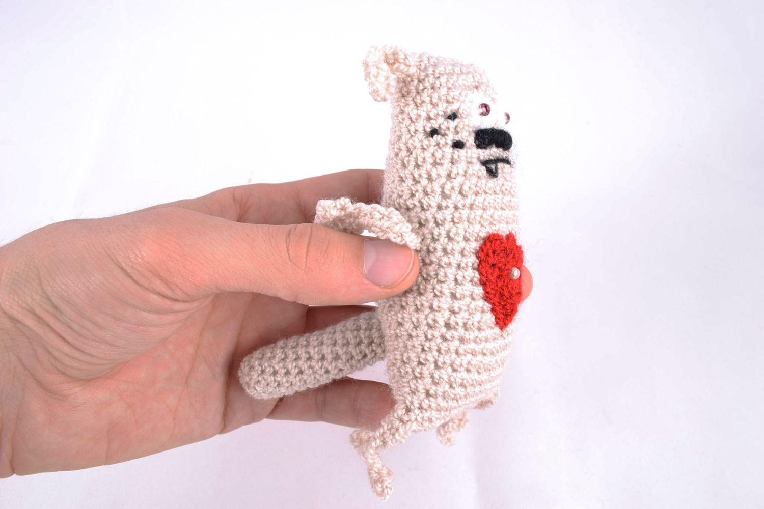 Мягкая вязаная игрушка котик с сердечком фото 2