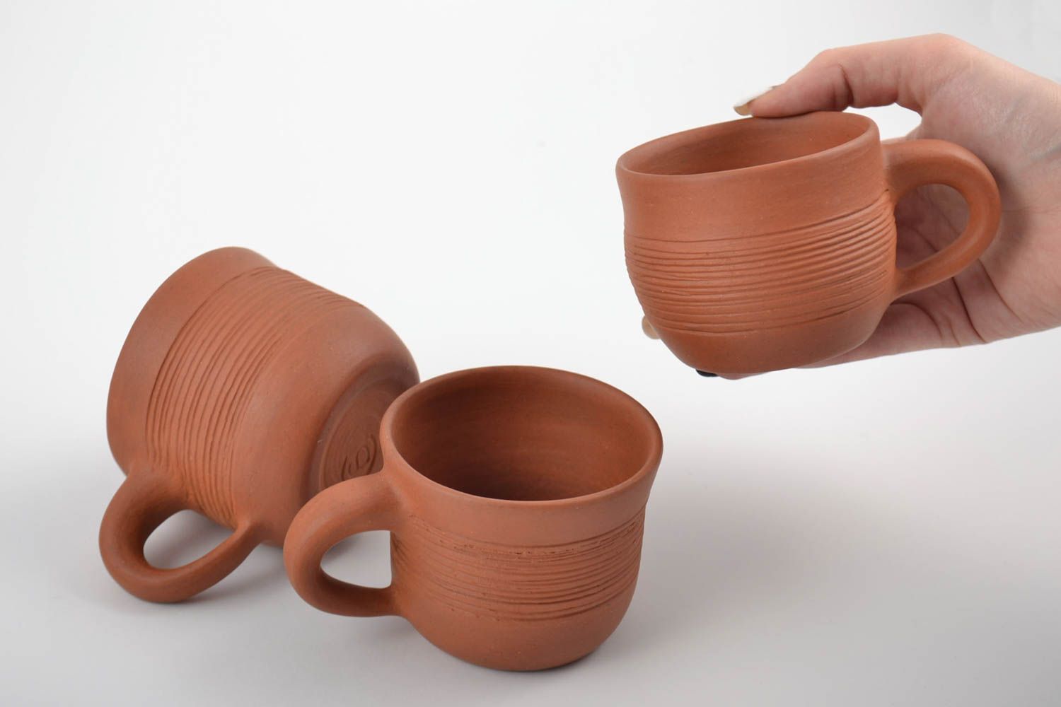 Tazas de cerámica hechas a mano de diferentes tamaños 3 artículos foto 2