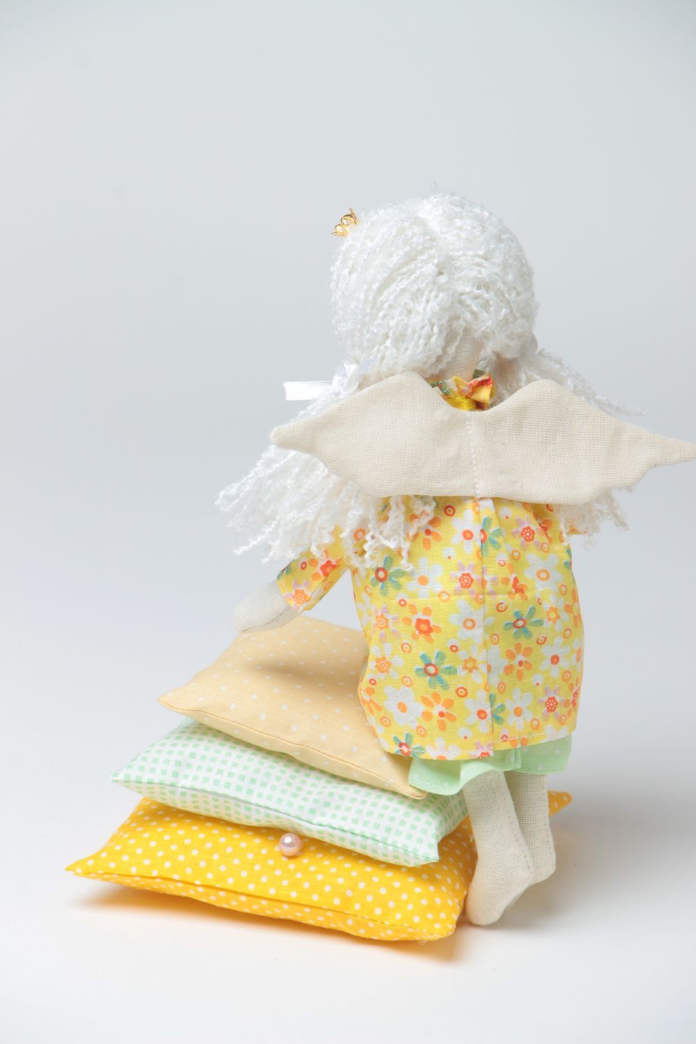 Кукла принцесса на горошине из ткани небольшая в желтом платье ручная работа фото 4