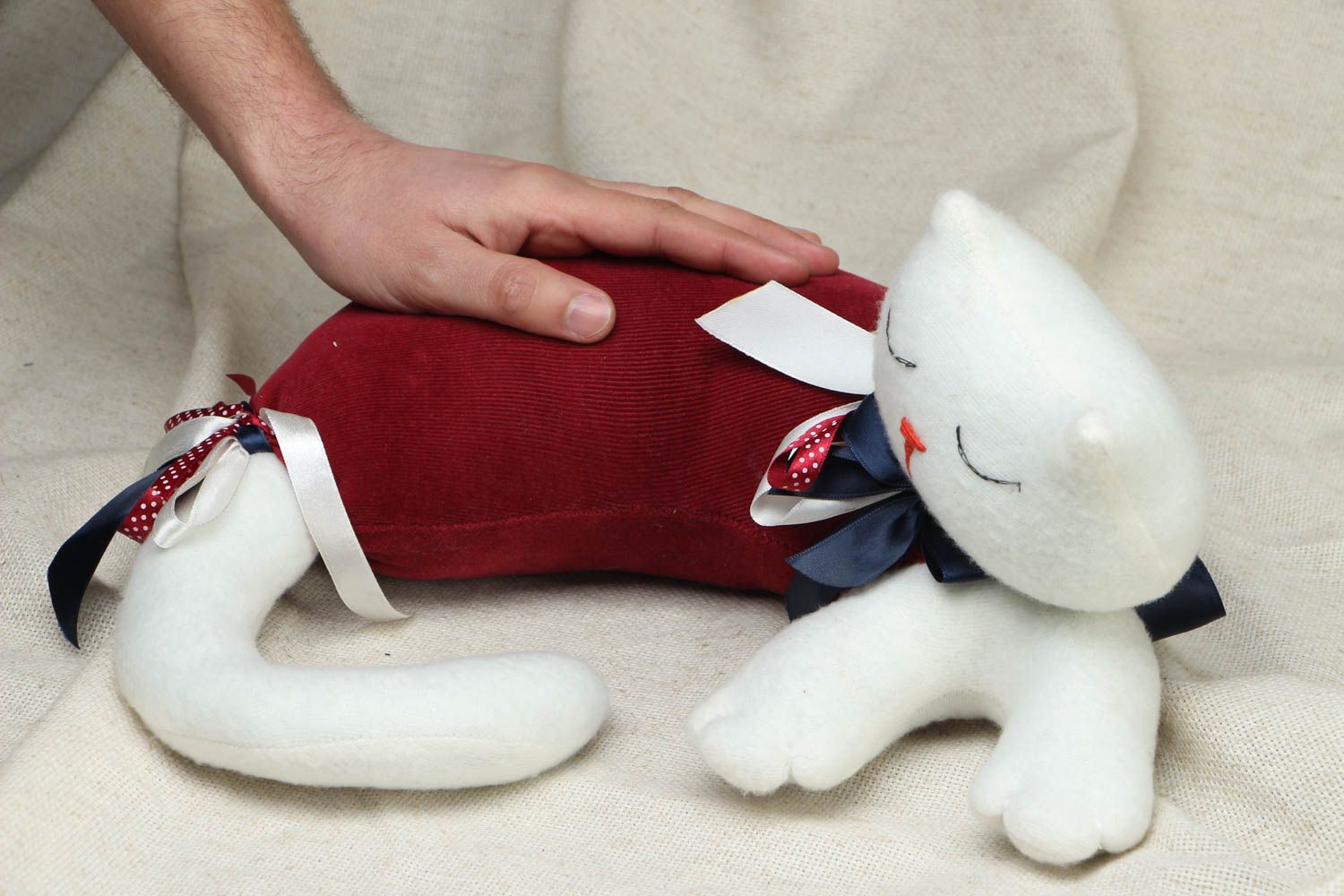 Мягкая игрушка-подушка в виде спящего кота фото 4