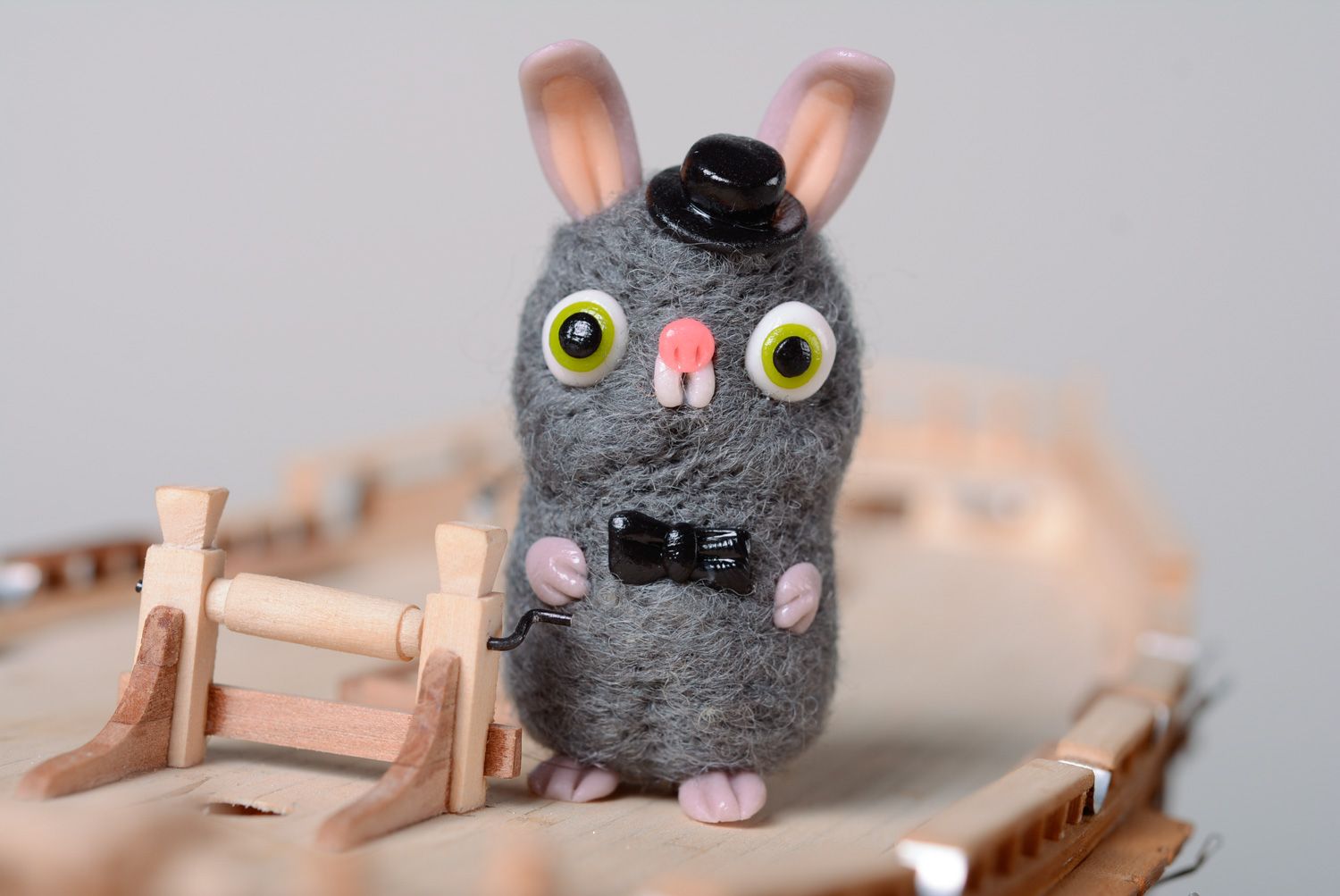 Handmade miniatur Kuscheltier Hase aus Wolle in Trockenfilzen Technik foto 1