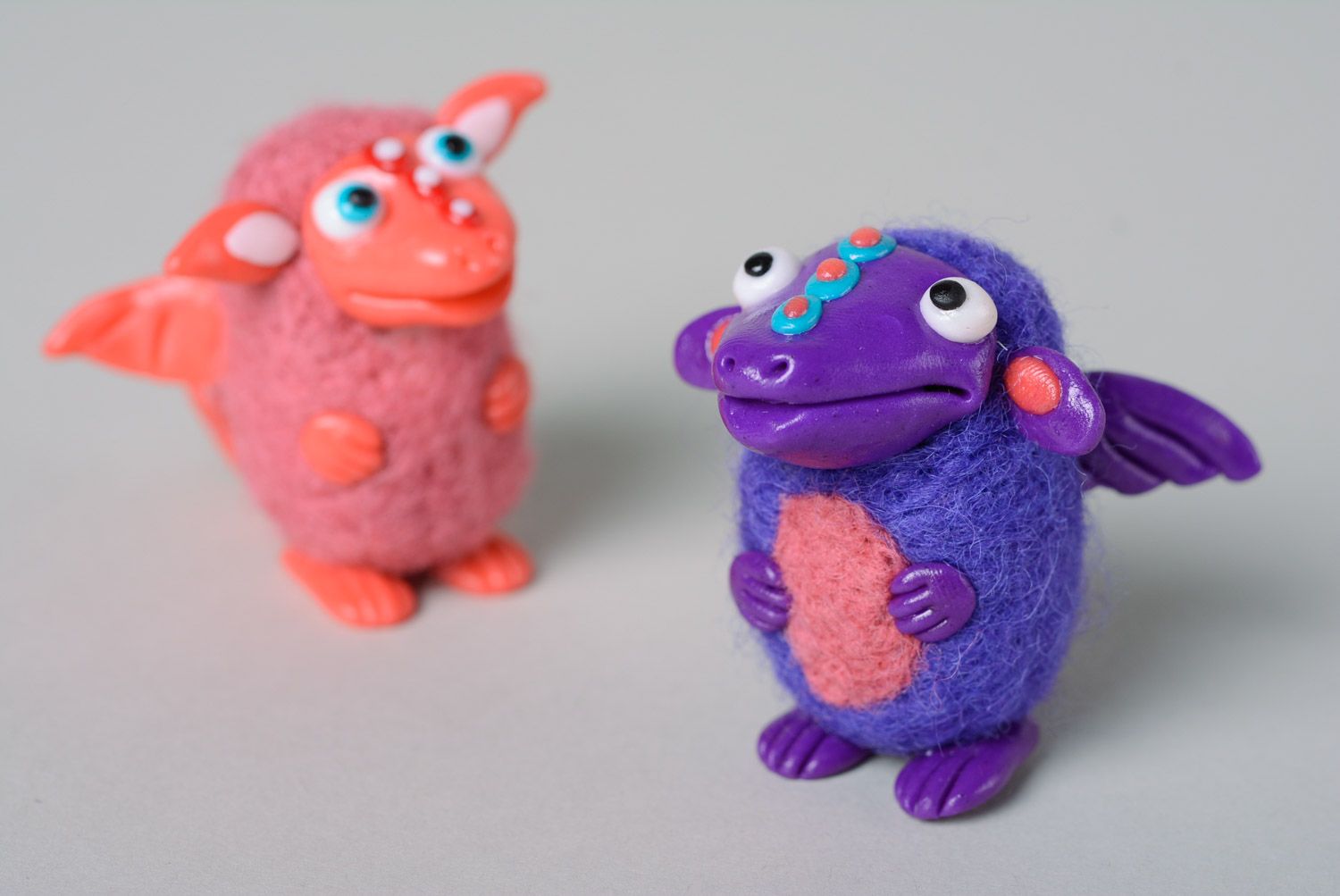 Handmade Spielzeug Drache in Blau aus Wolle gewalkt und Polymerton klein niedlich foto 5