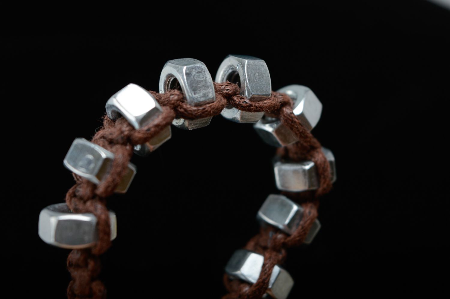 Bracelet technique macramé en lacet ciré marron et écrous métalliques fait main photo 2
