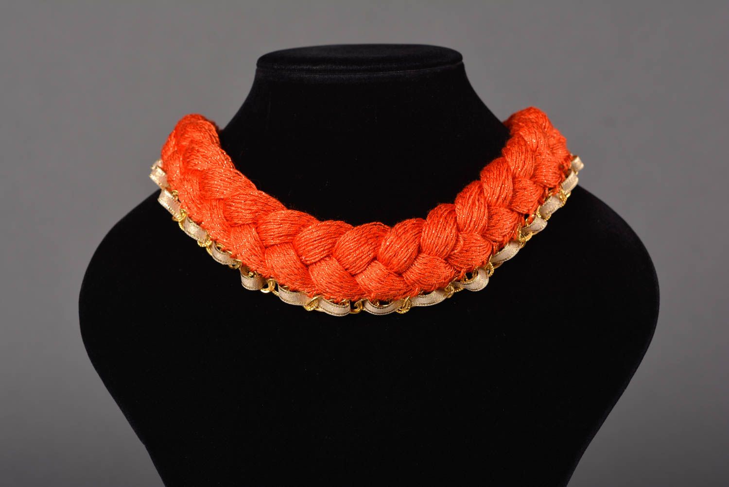Collier large Bijou fait main tresse orange en fils acryliques Cadeau femme photo 3