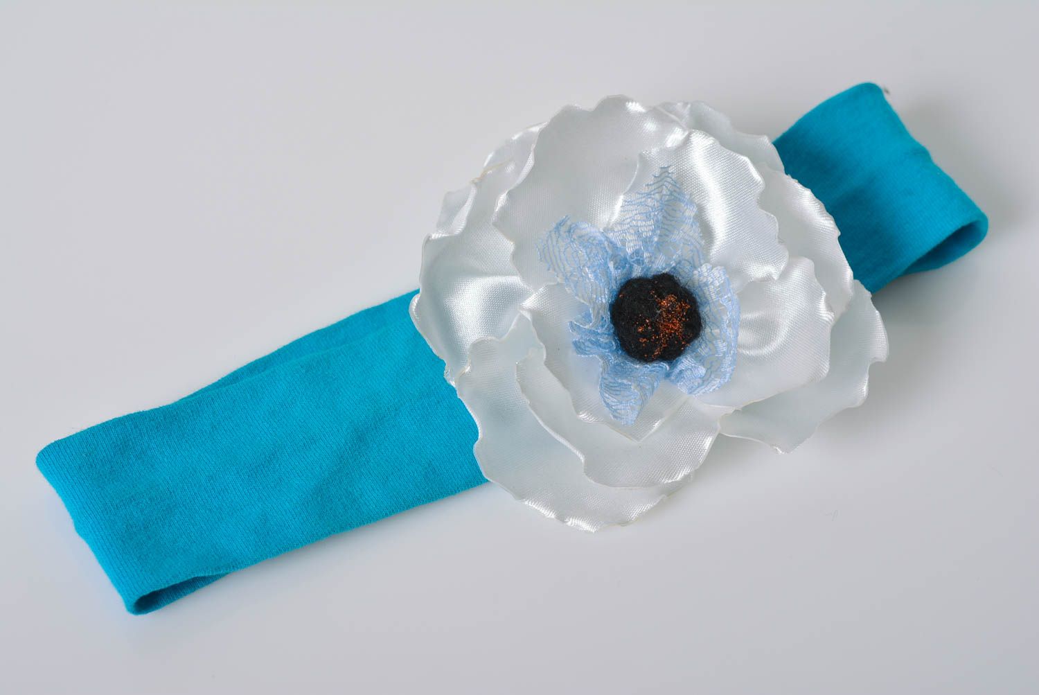 Повязка с цветком для волос ручной работы женская авторская голубая с белым фото 4