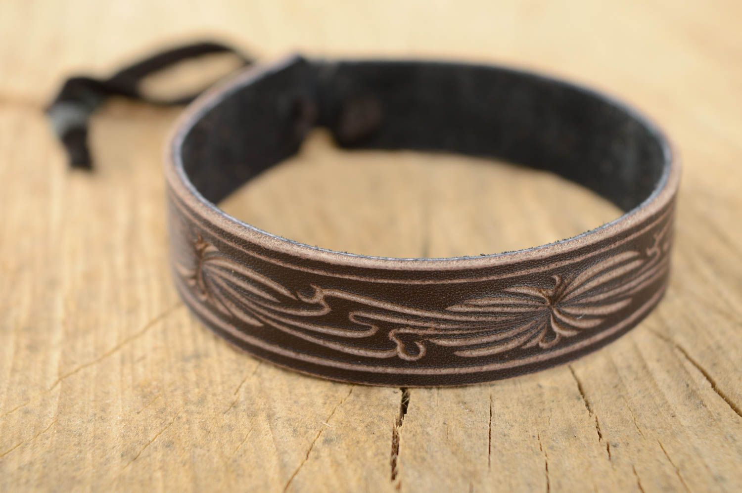 Brown carved leather bracelet photo 1