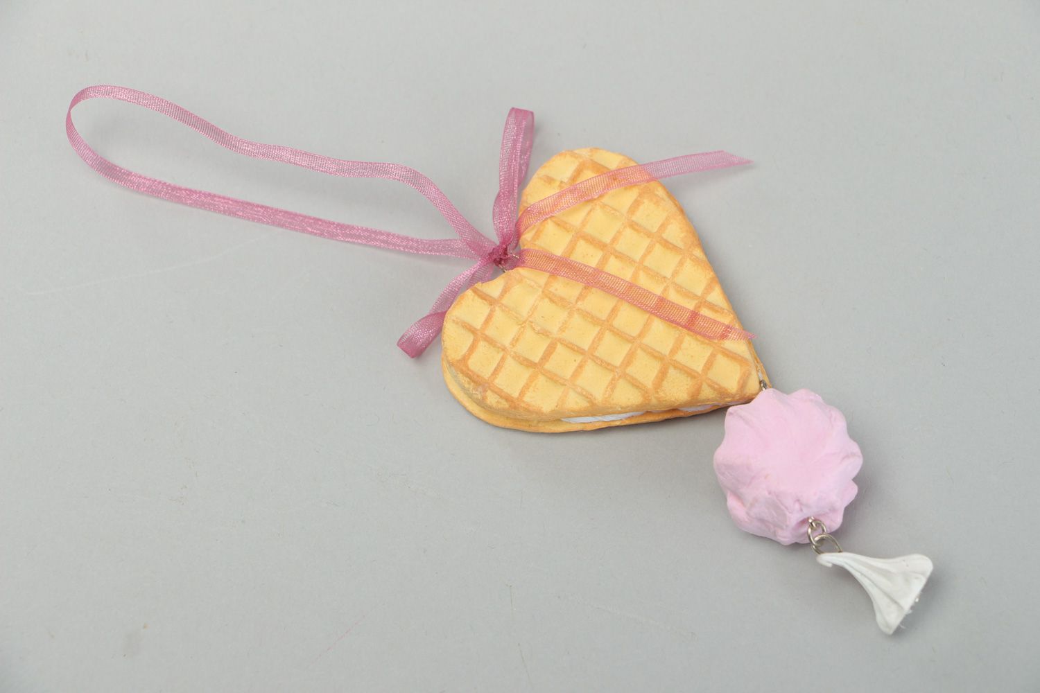 Petite décoration à suspendre en pâte polymère jaune et rose faite main Gauffre  photo 1