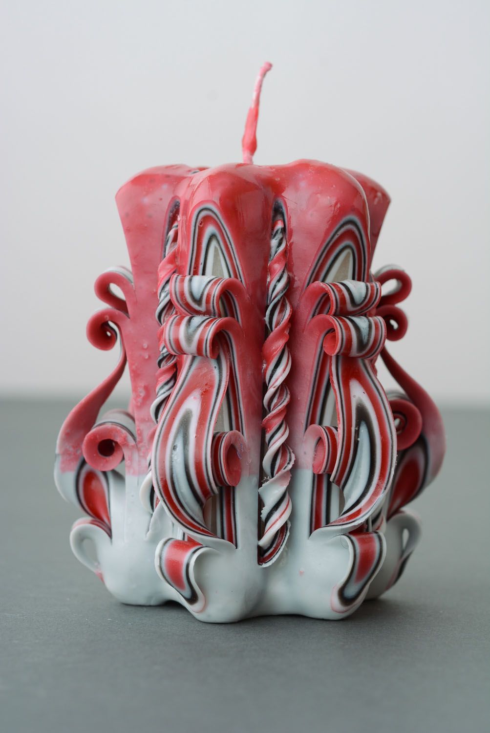 Rot-weiße dekorative Kerze aus Paraffin foto 5