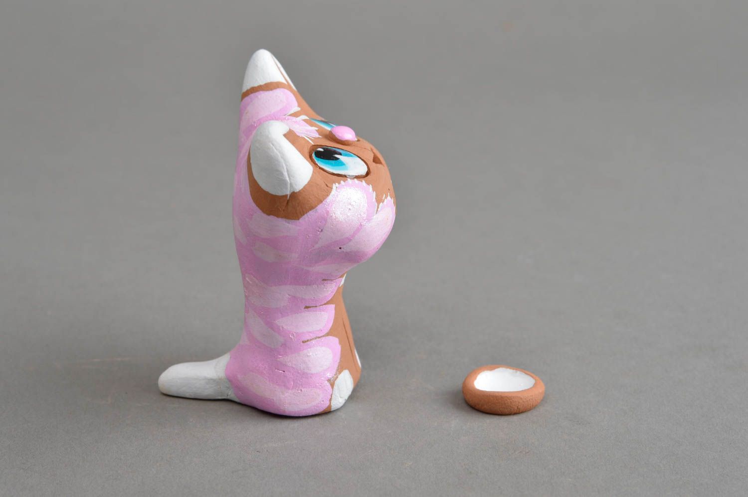 Глиняный расписанный сувенир-статуэтка ручной работы кошка с розовой холкой фото 3