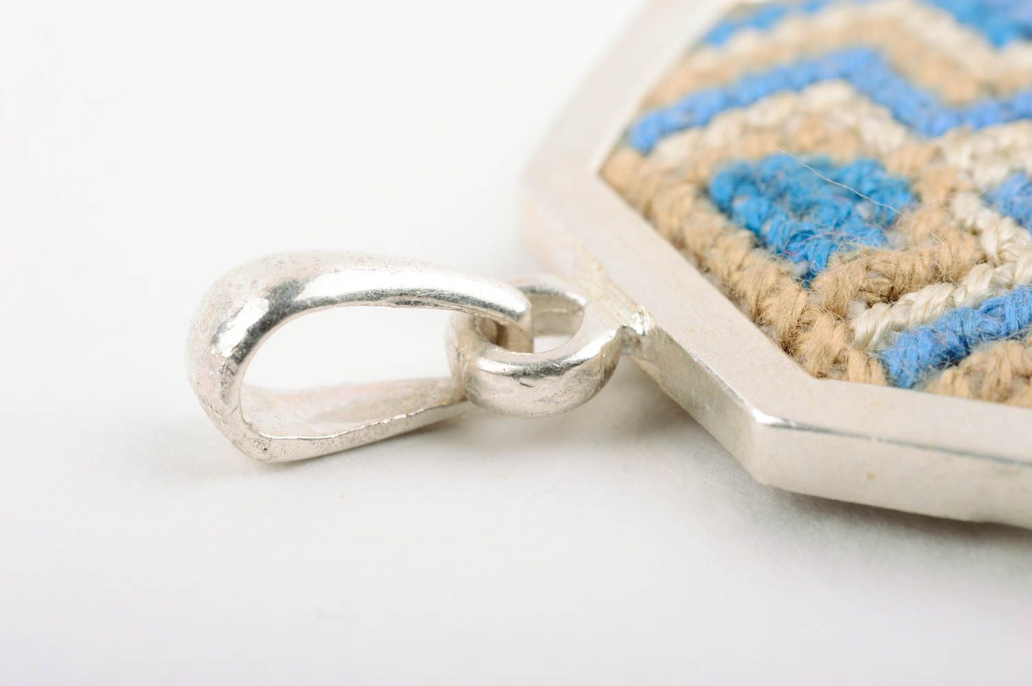 Красивый кулон с вышивкой крестиком в серебряной оправе ручной работы Голубой фото 3