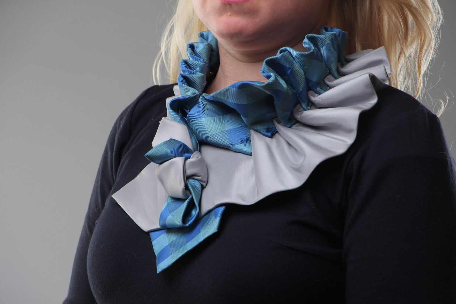 Collier jabot original bleu-gris fait main en soie insolite pour femme photo 5