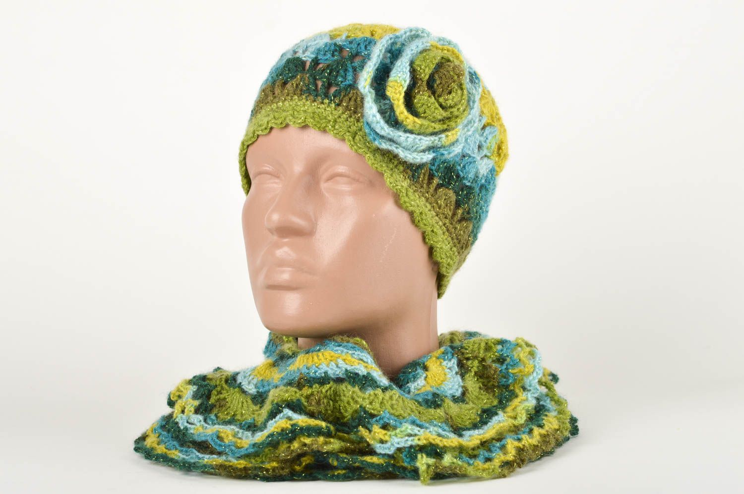 Accessori a maglia fatti a mano cappello e sciarpa realizzati all'uncinetto
 foto 1