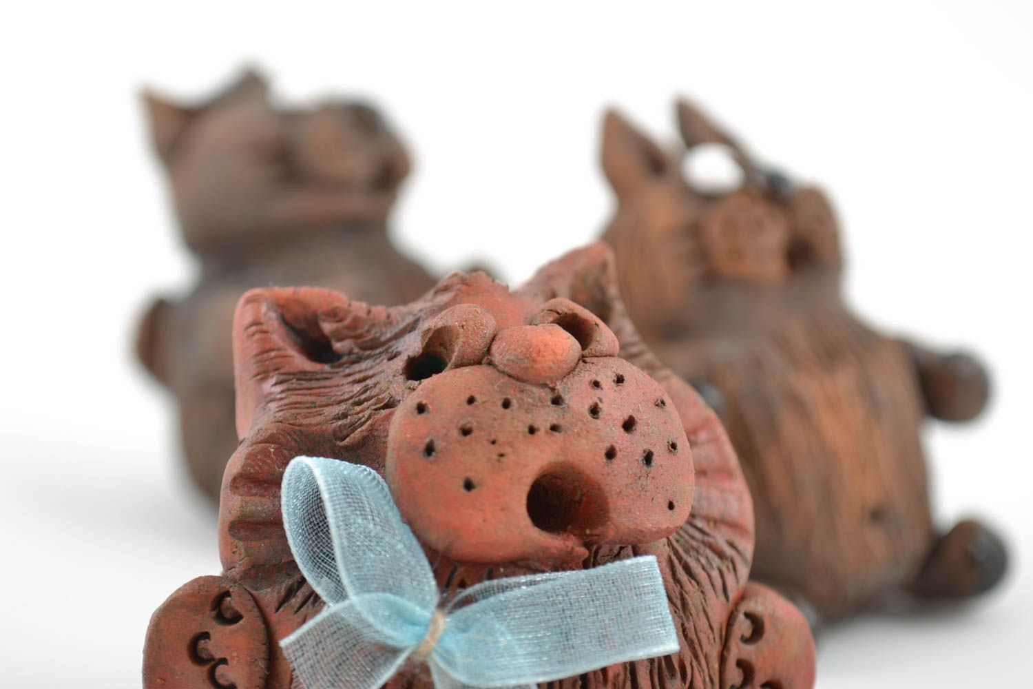 Figuras cerámicas con forma de gatos artesanales de arcilla roja 3 piezas foto 5