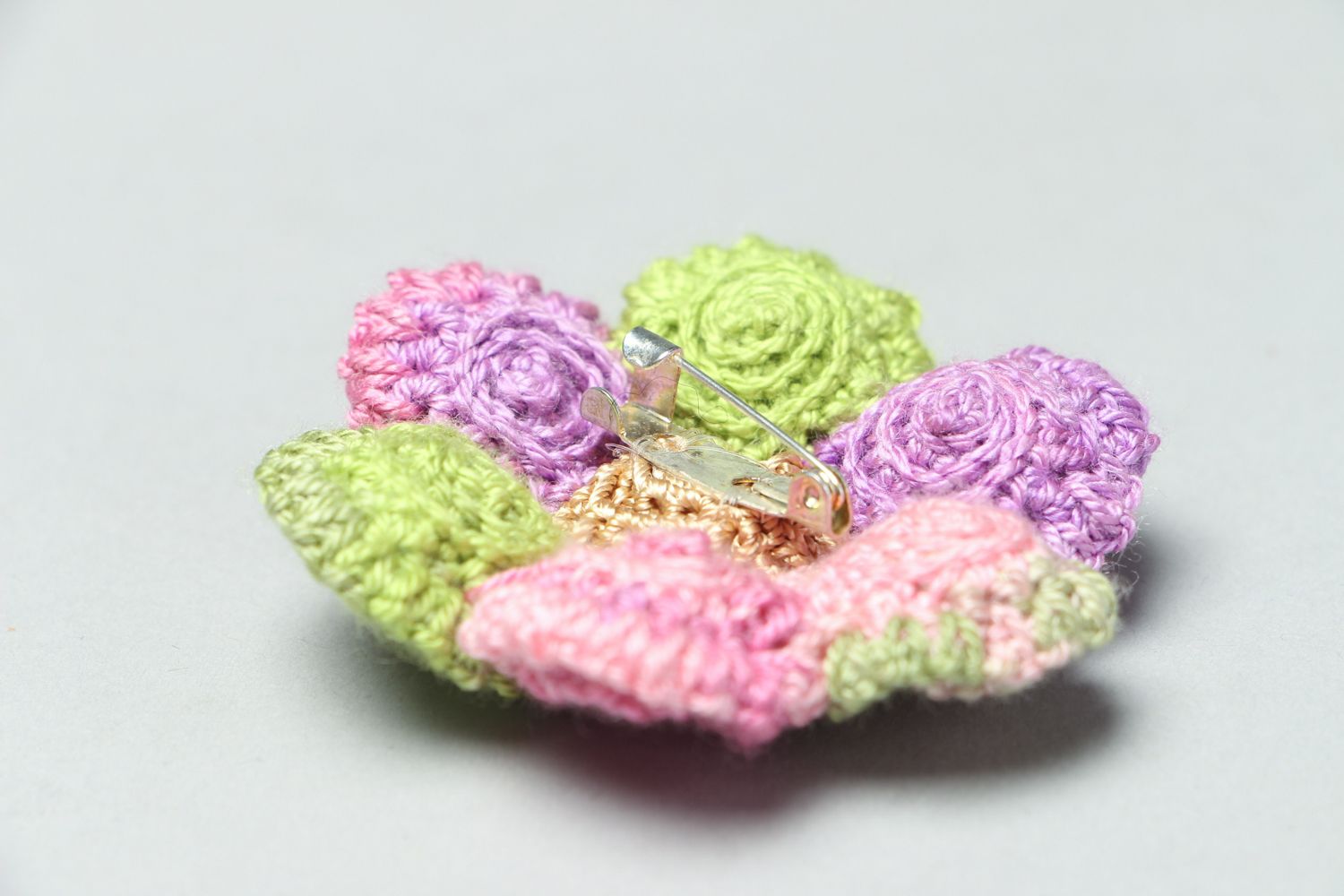 Broche tricotée faite main Pierres multicolores photo 3