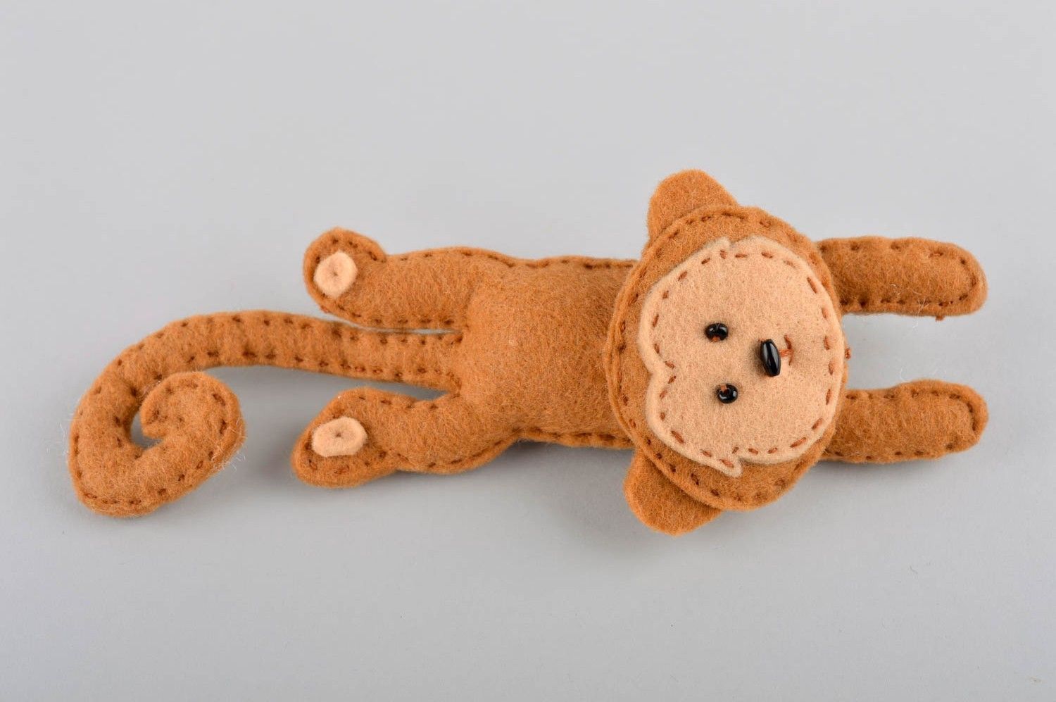 Petite Peluche singe Jouet fait main marron en feutre Cadeau pour enfant photo 2