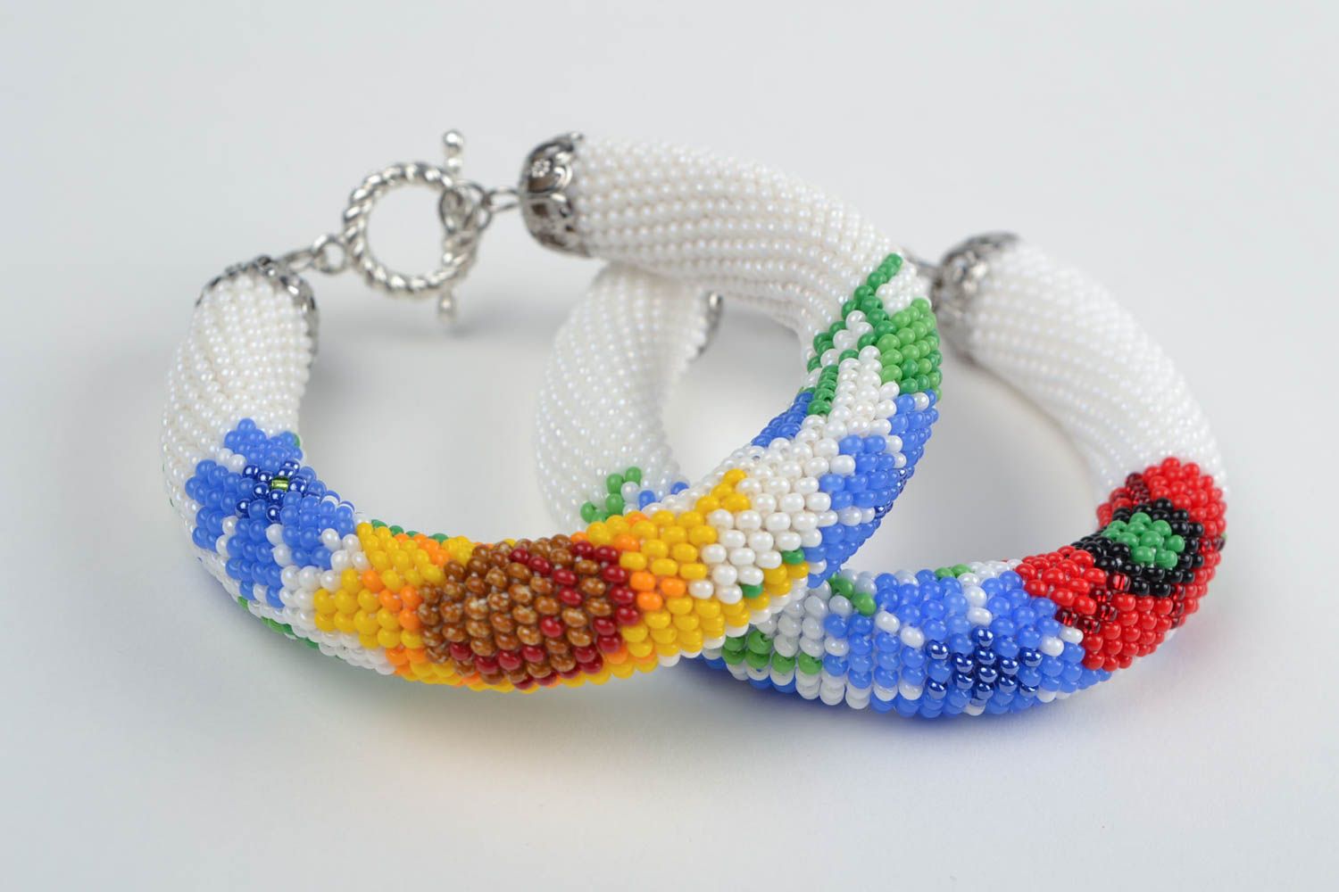 Набор браслетов жгутов из бисера ручной работы 2 штуки с цветами женские фото 4