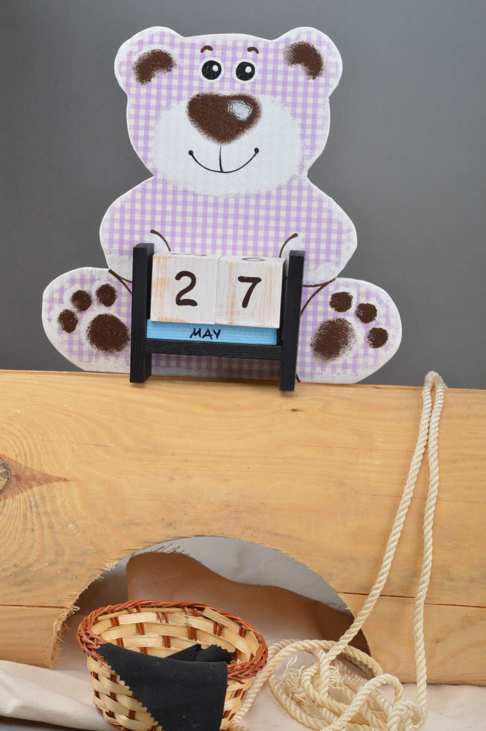 Calendrier perpétuel en bois fait main peint avec cubes Ours à carreaux photo 1