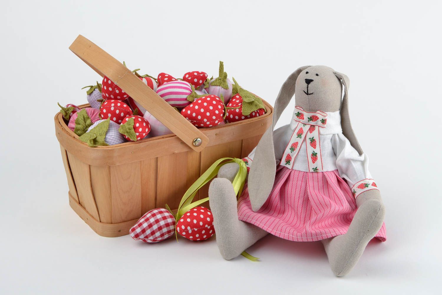 Игрушка заяц с корзинкой ручной работы авторские игрушки из ткани набор игрушек фото 3