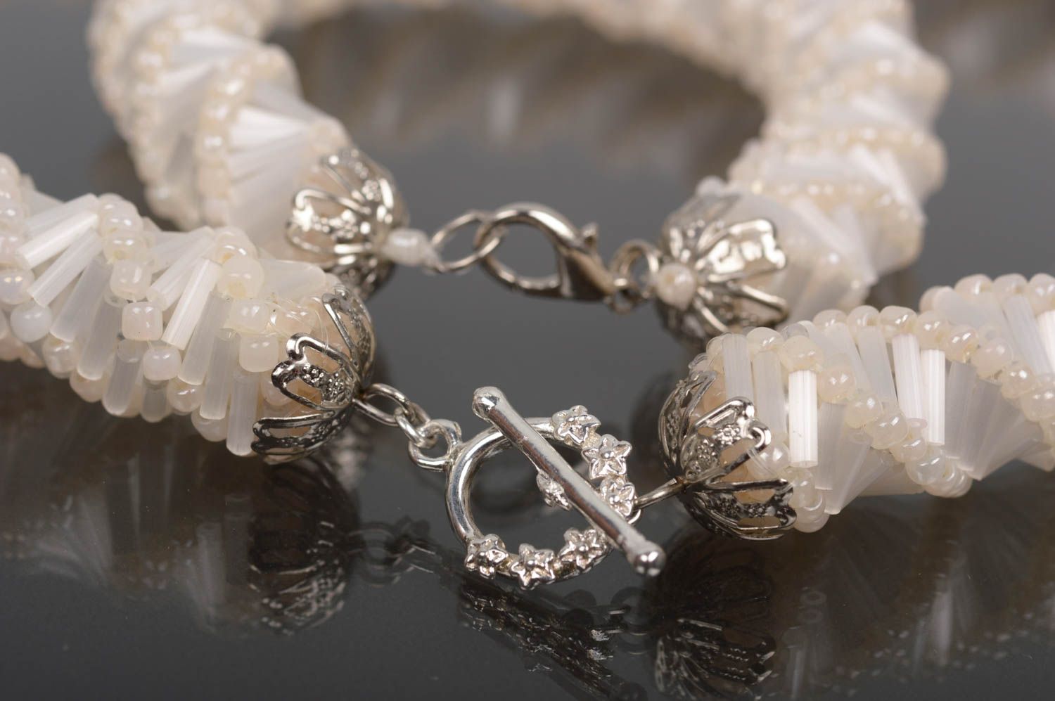 Parure collier bracelet Bijoux faits main blancs perles de rocaille Cadeau femme photo 2