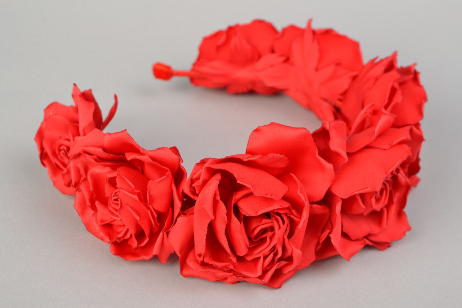 Diadema para el pelo original de raso y satén con forma de rosas rojas hecha a mano foto 3