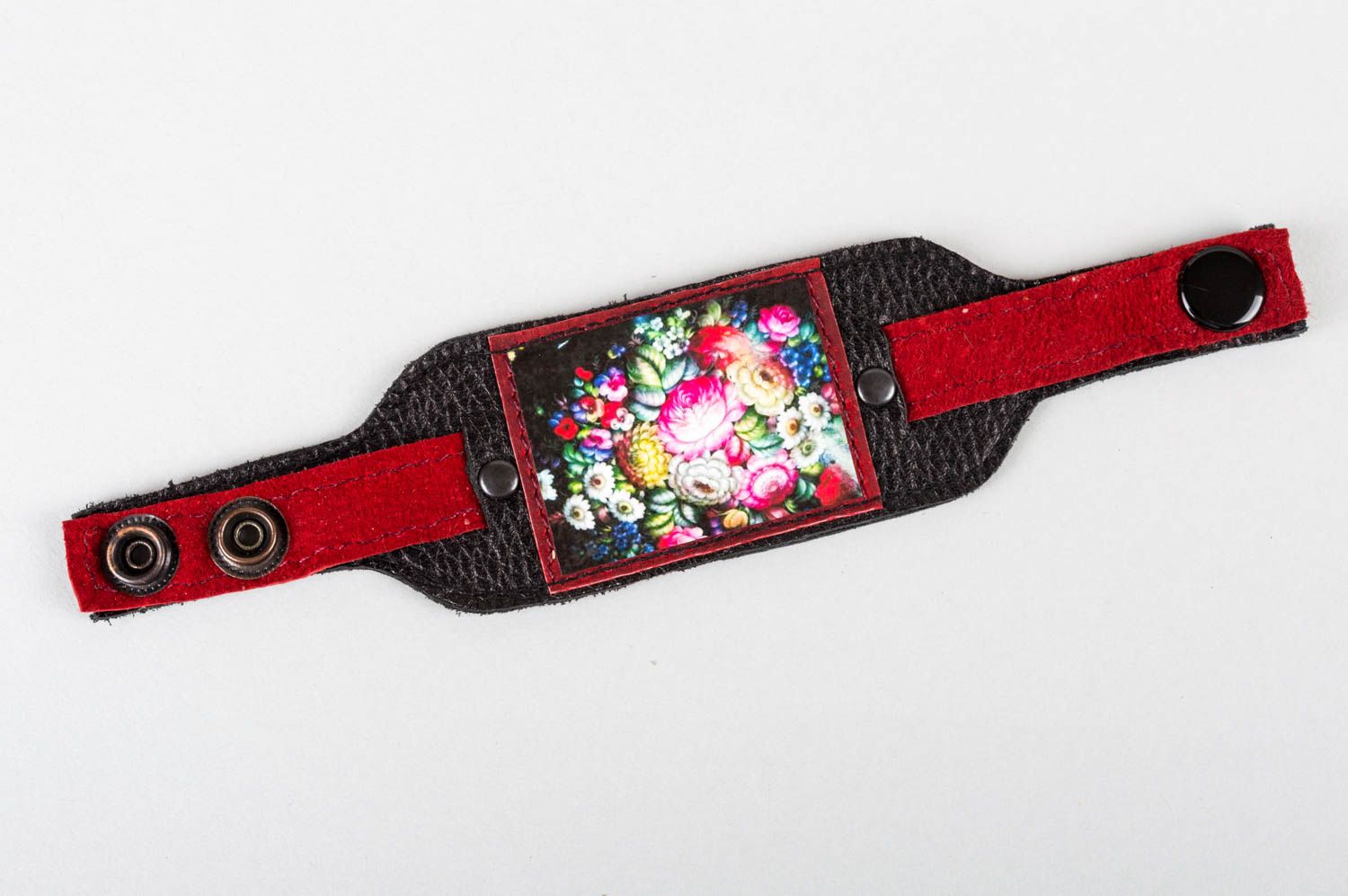 Bracelet en cuir naturel et daim noir-rouge avec motif floral fait main photo 2