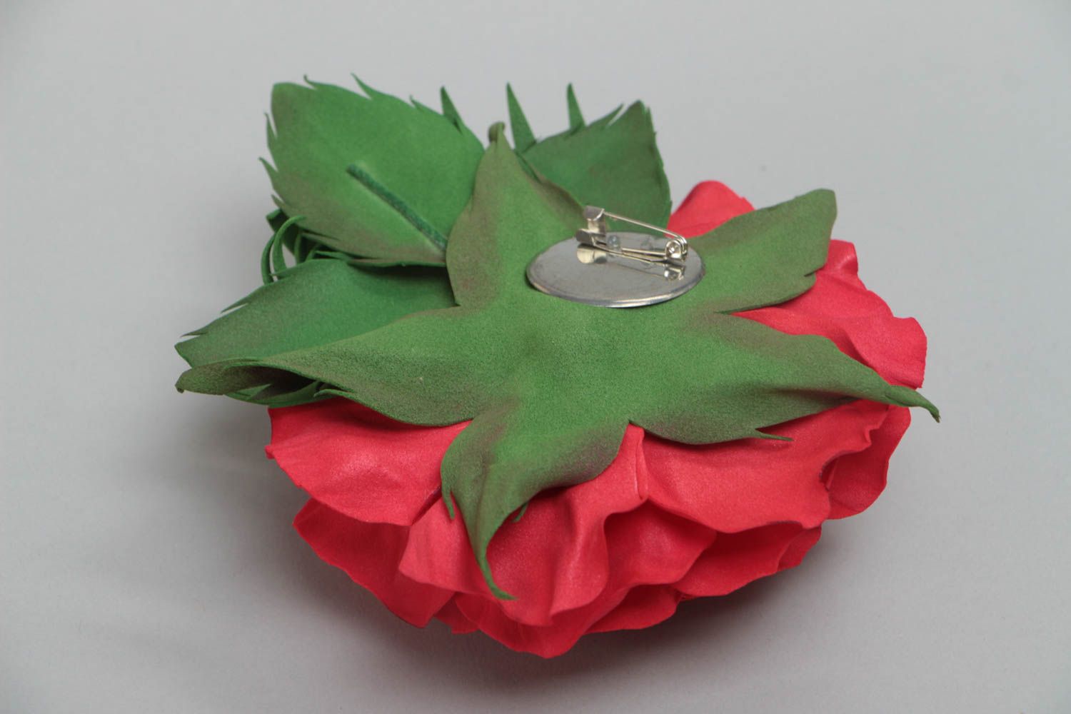 Красная брошь в виде цветка из фоамирана ручной работы крупная красивая фото 4
