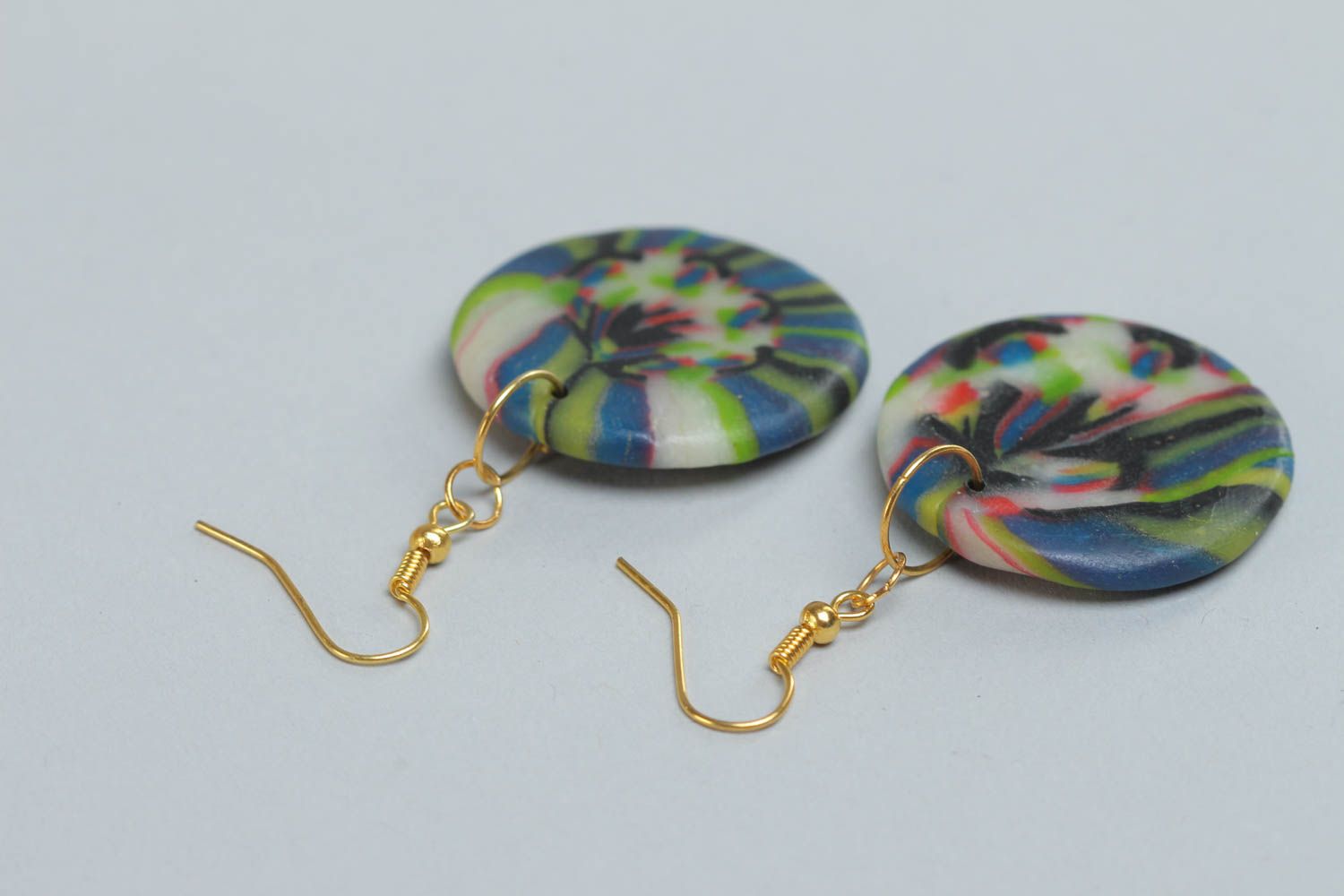 Boucles d'oreilles rondes en pâte polymère faites main multicolores pendantes photo 4