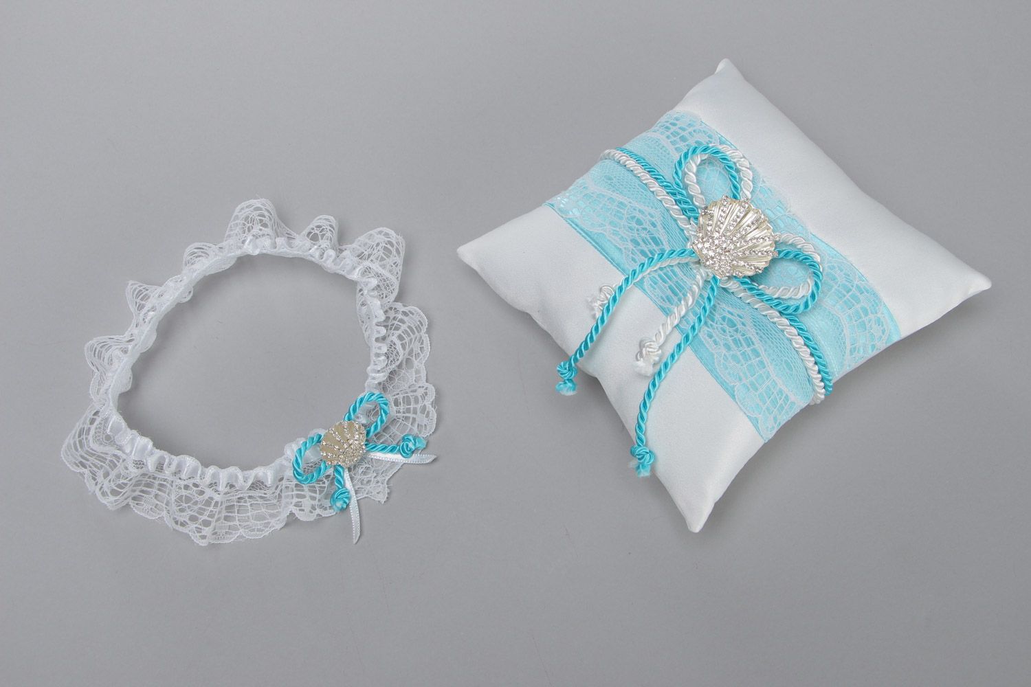 Set of handmade white and blue wedding accessories bridal garter and ring pillow photo 2