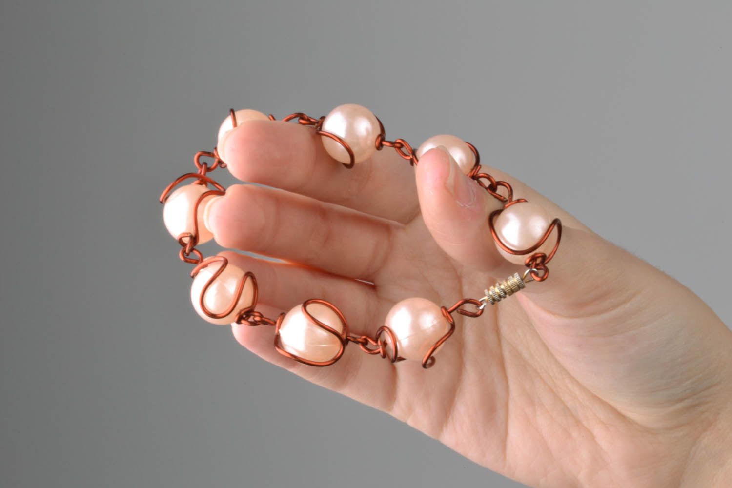 Bracelet de fil métallique et perles de verre roses photo 5