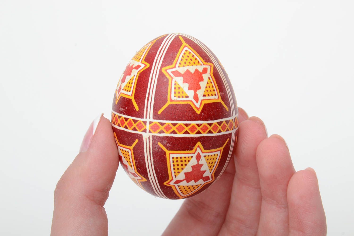 Huevo de Pascua artesanal en técnica de cera bonito burdeos foto 5