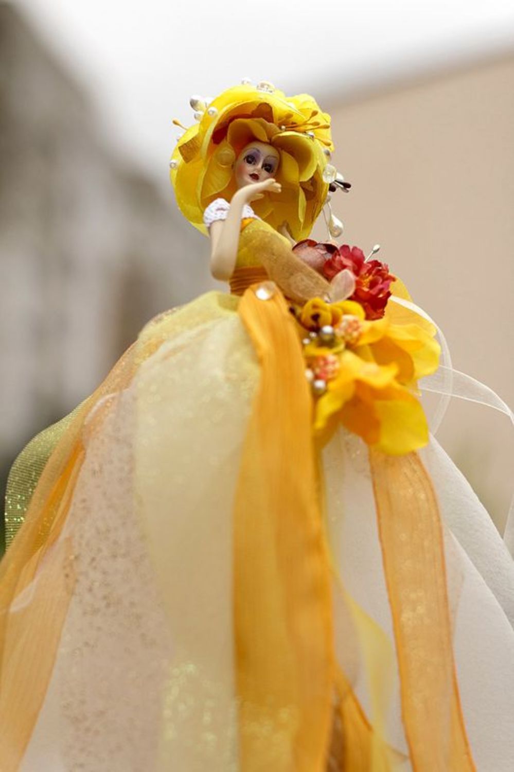 Poupée faite main pour mariage en robe jaune photo 4