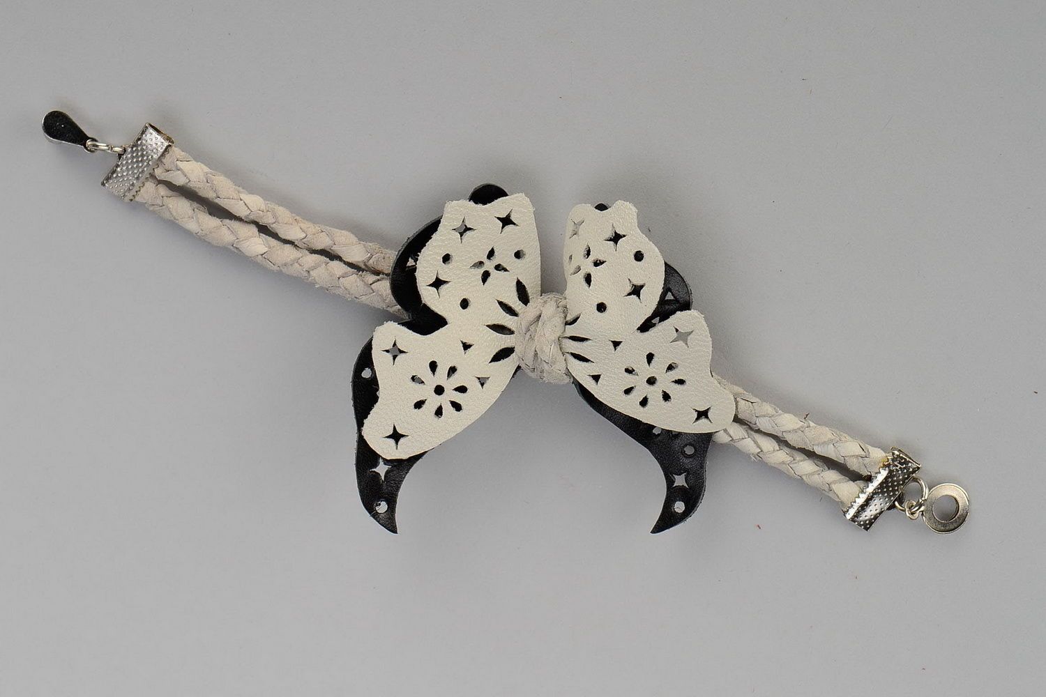 Bracelet papillon en cuir blanc et noir photo 3