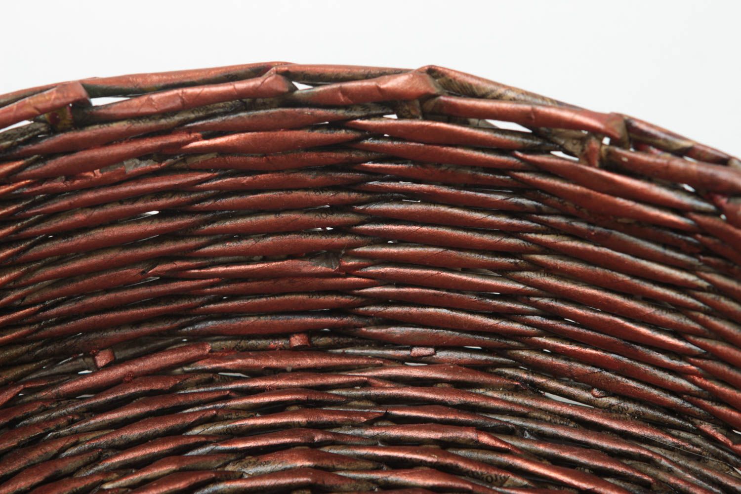 Хлебница плетеная из бумажной лозы круглая коричневая небольшая ручной работы фото 4