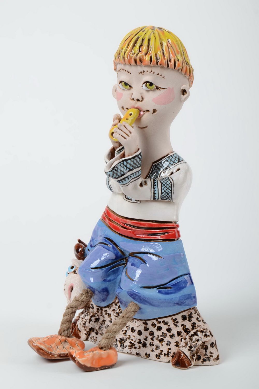 Handmade Statuette aus Ton Halbporzellan mit Pigmenten bemalt in Form vom Jungen foto 1