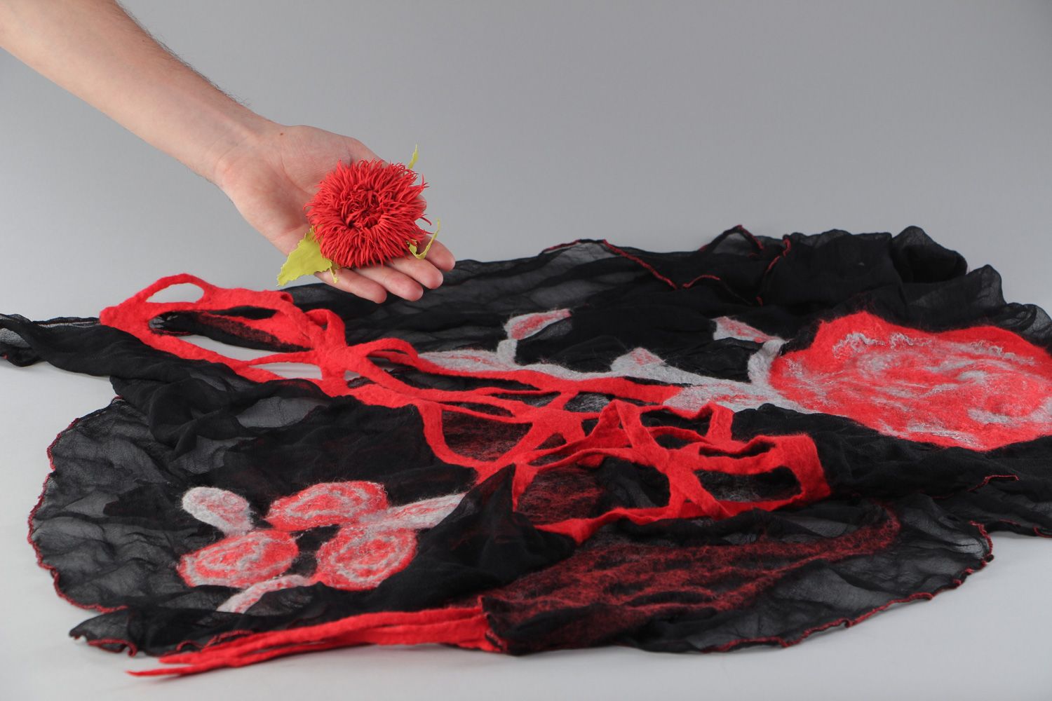 Палантин из шелка шифона и шерсти с брошью черный с красным ручной работы женский фото 4