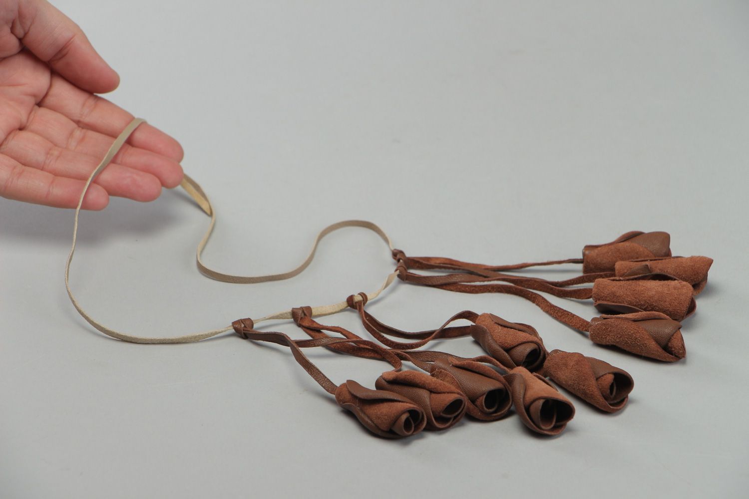 Natürliches schönes handgemachtes Collier aus Leder und Holz für Frauen  foto 4
