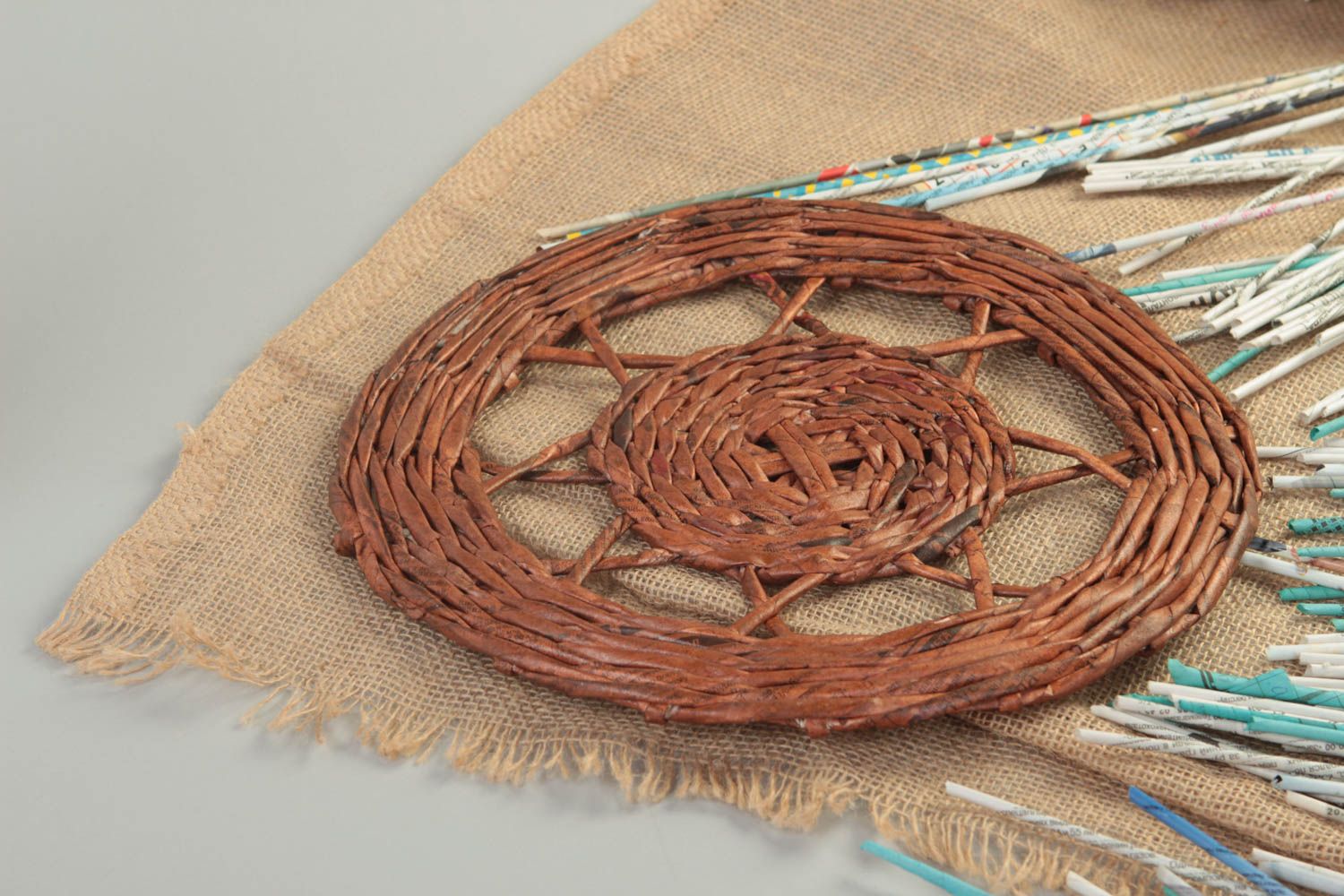 Декоративная плетеная подставка из бумаги ручной работы коричневого цвета  фото 1