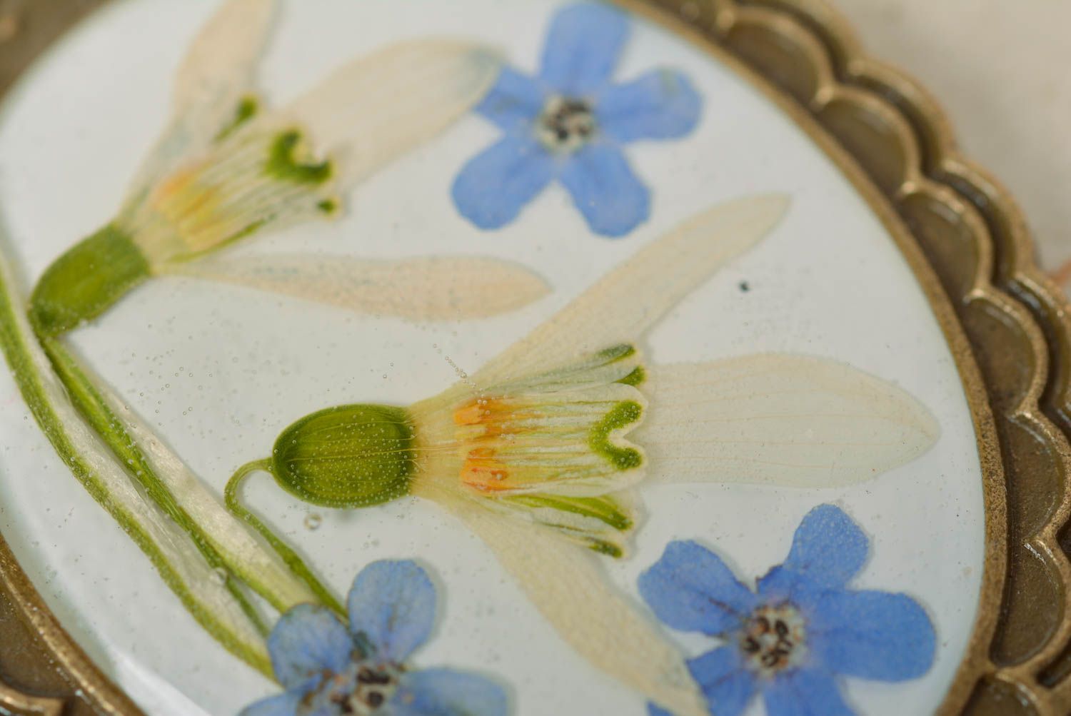 Colgante ovalado con flores secas en resina epoxi en cadena artesanal foto 3