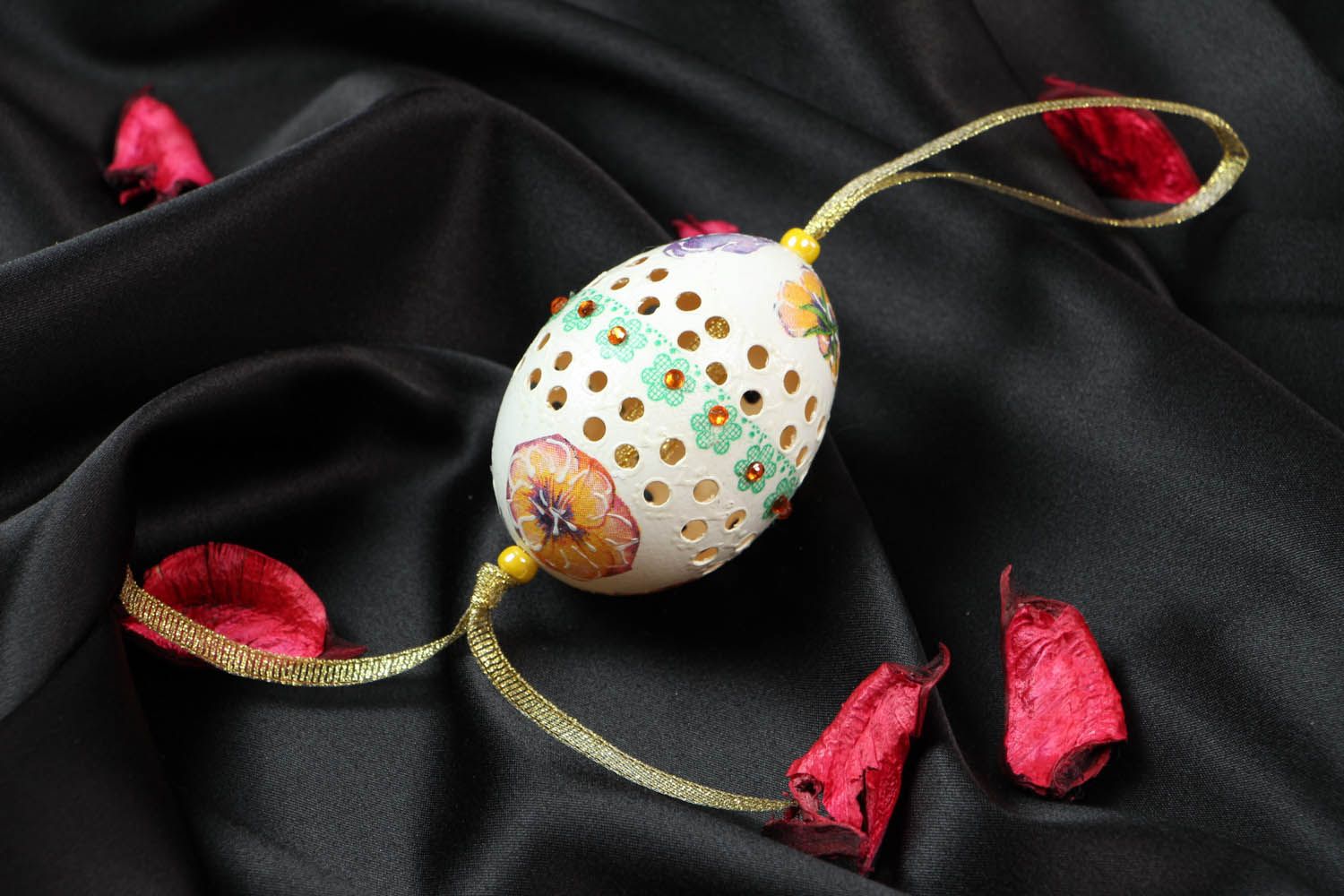 Pingente de Páscoa feito de casca de ovo decorado com um padrão na técnica de decoupage foto 5
