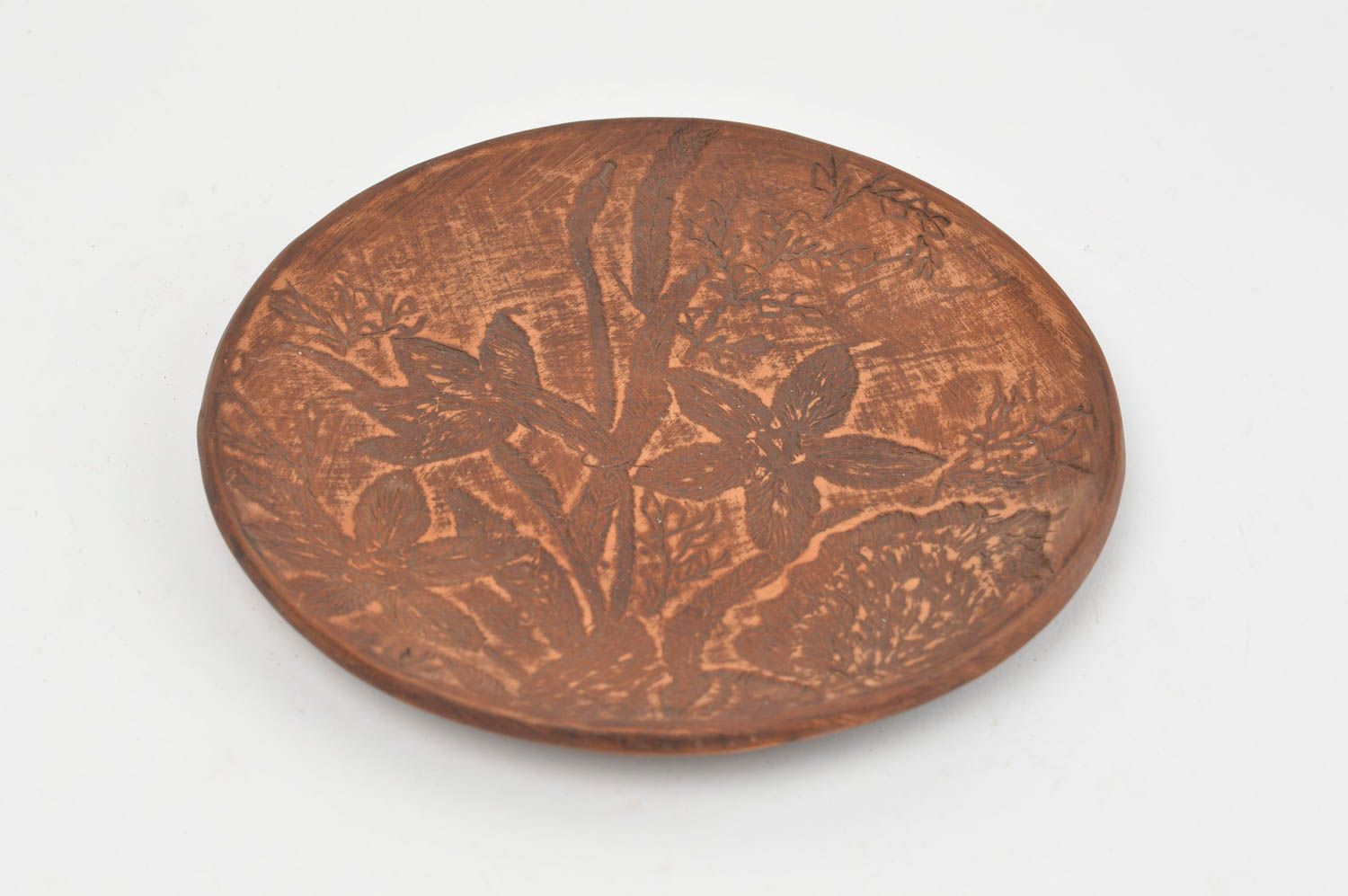 Коричневая плоская десертная тарелка из глины ручной лепки с узором Лесные цветы фото 2