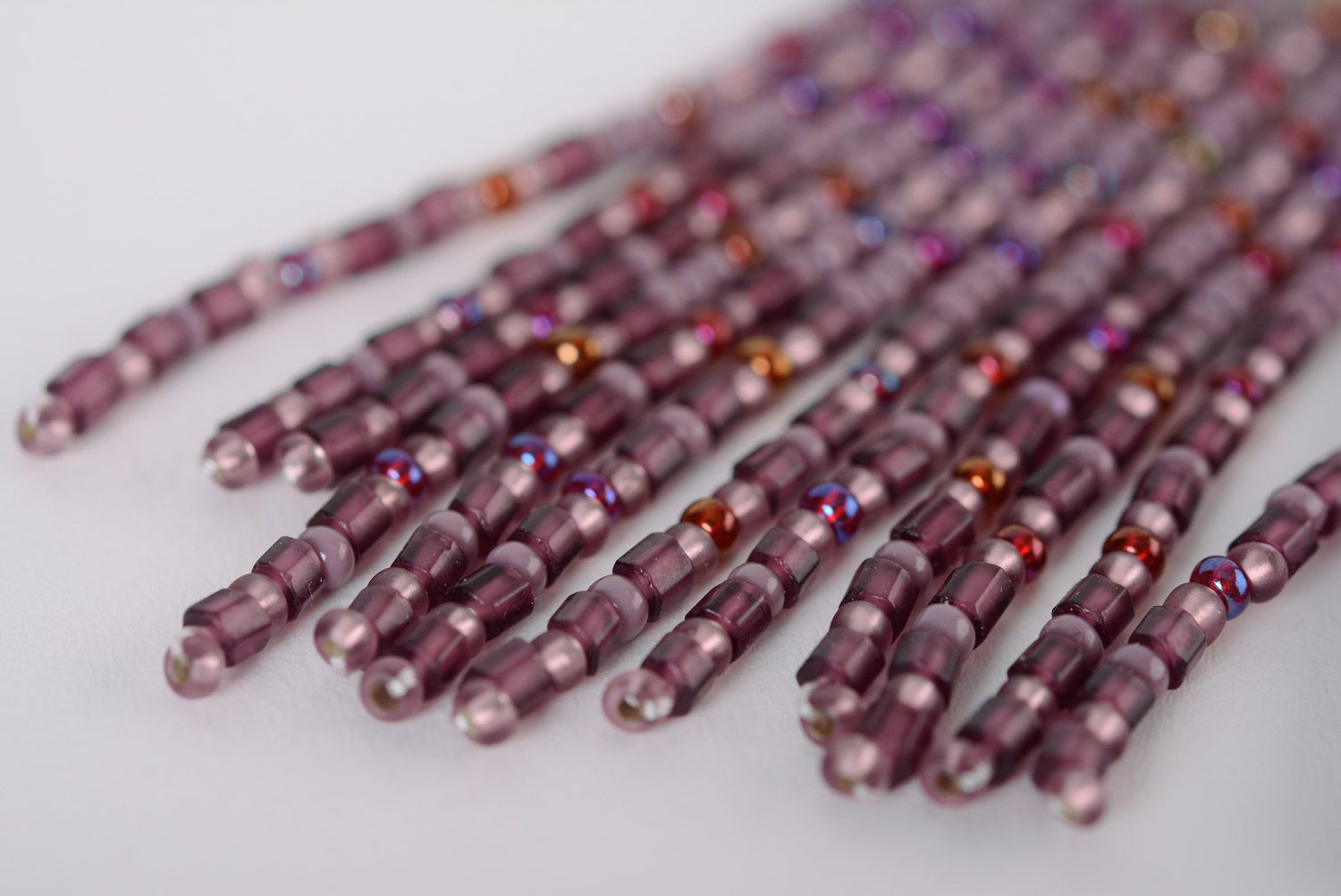 Boucles d'oreilles pendantes en perles de rocaille faites main violettes photo 5