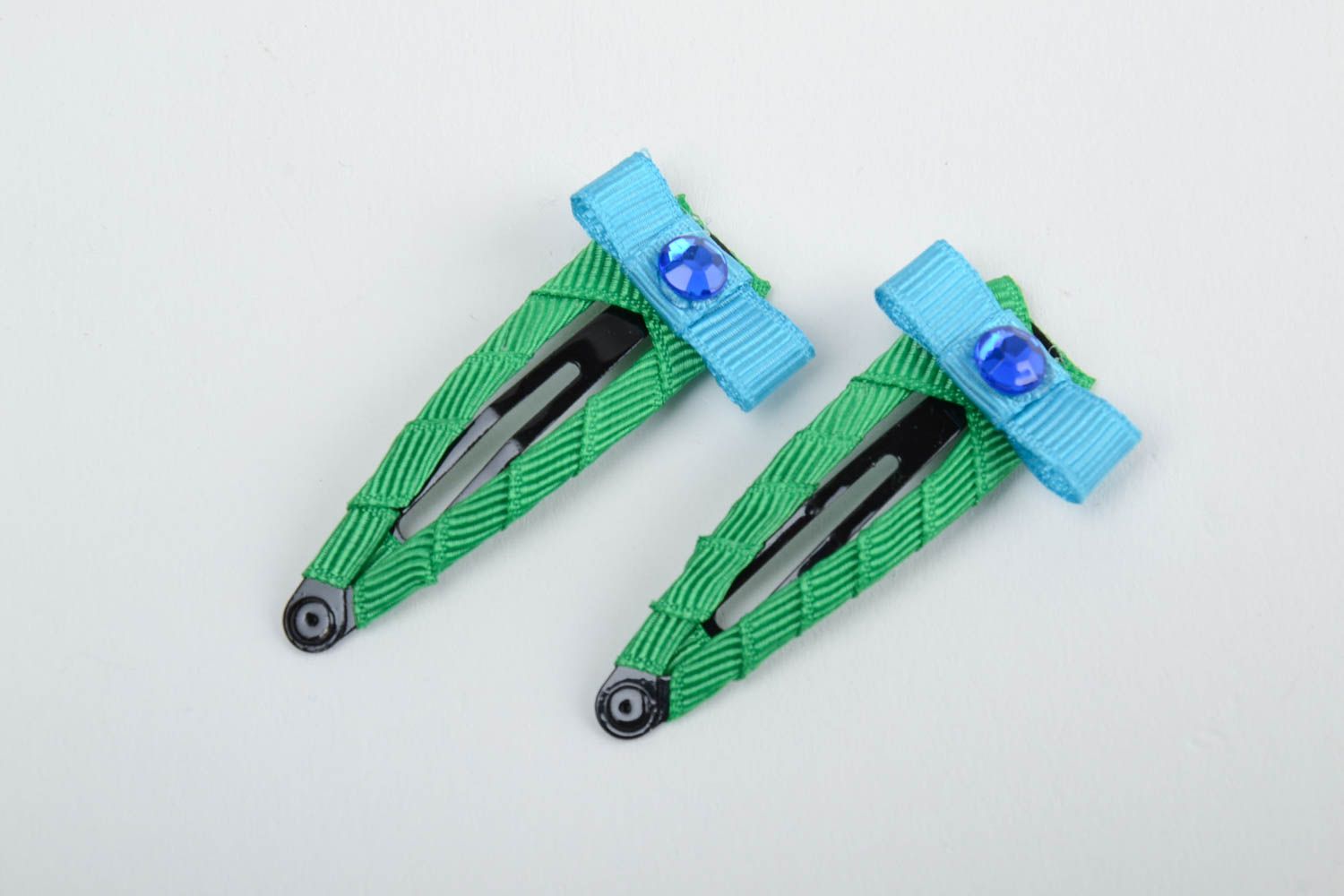 Small handmade green hair clips made of rep ribbons and metal present for child photo 2