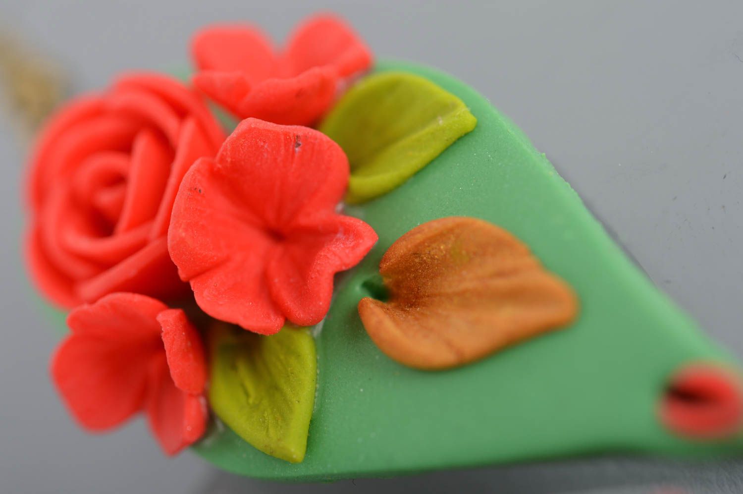 Boucles d'oreilles en pâte polymère rouge vert avec fleurs faites main photo 4